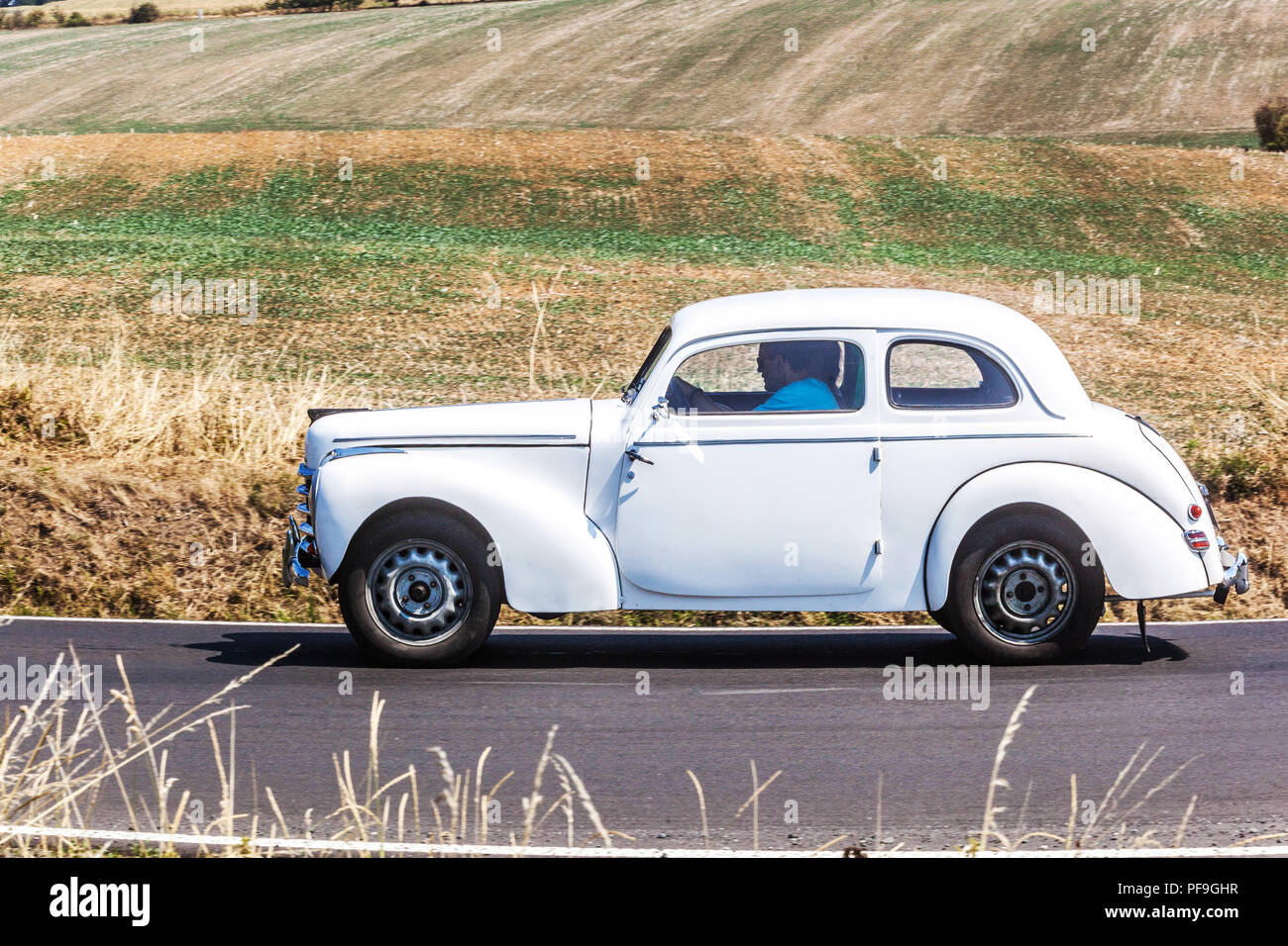 Skoda 1101 Tudor (1946), voiture Oldtimer sur une route rurale, voiture d'époque tchèque Banque D'Images