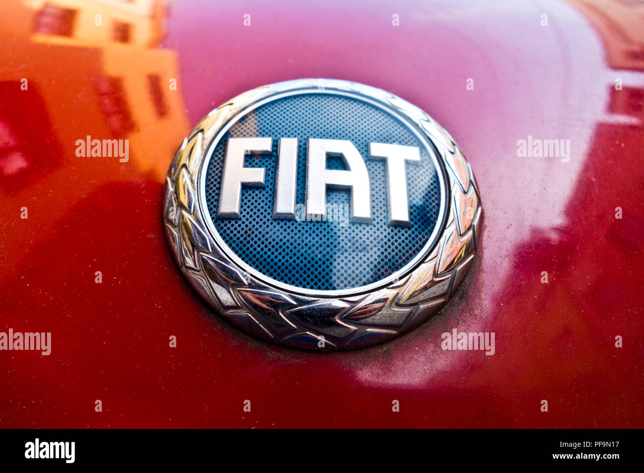 Logo Fiat sur une voiture rouge Banque D'Images