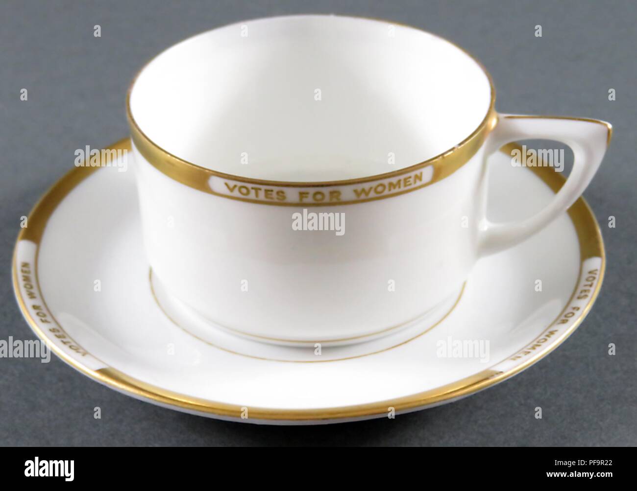 La Chine Ensemble Tasse et soucoupe, blanc avec de l'or à l'embellissement de la jante et frontière, avec des encarts de texte à lire 'le vote des femmes, ' distribué par la National American Woman Suffrage Association, et produit par Hutschenreuther Selb en Bavière, pour le marché américain, 1900. Photographie par Emilie van Beugen. () Banque D'Images