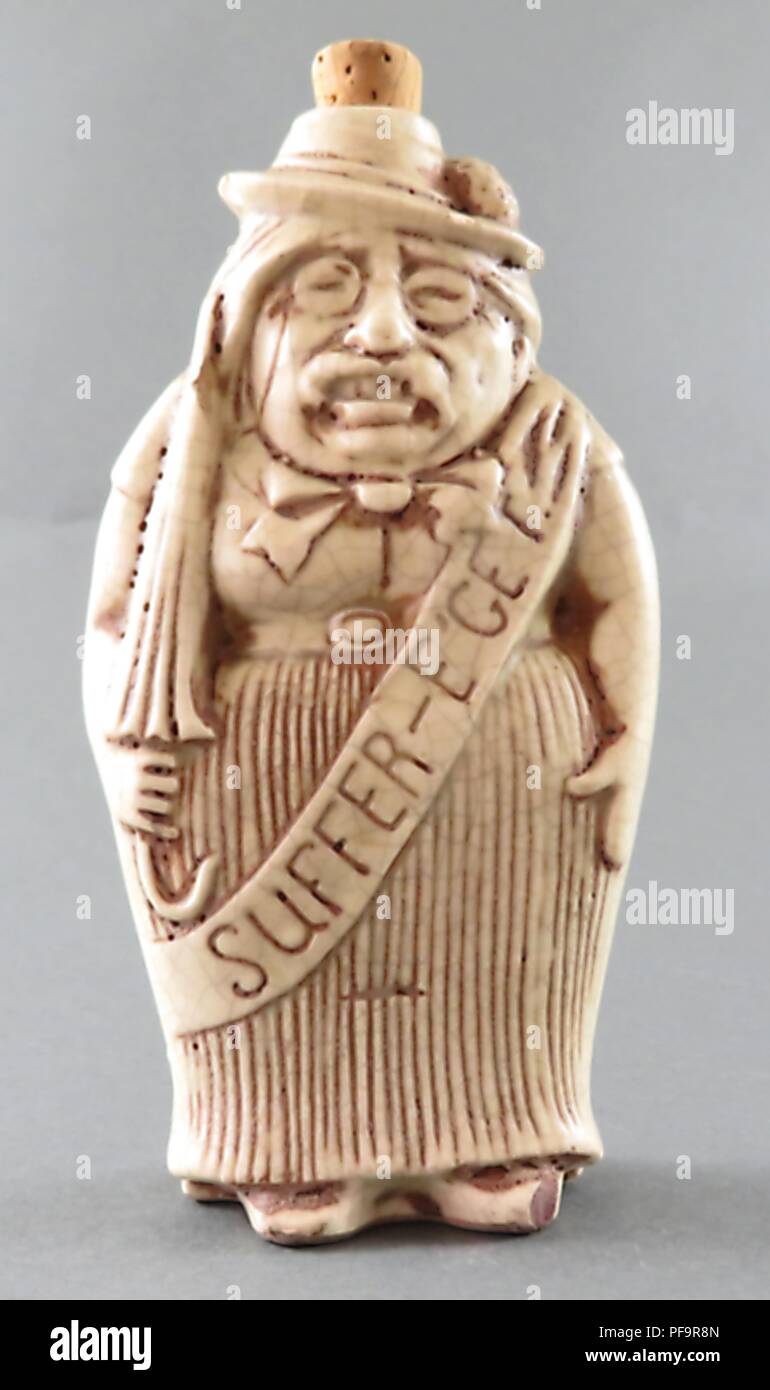 Céramique anthropomorphe, fiole, caricaturant le président Theodore Roosevelt en tant que personnes âgées, les suffragette, tenant un parapluie, et portant un chapeau, pince-nez, Edwardian l'habillement femelle, et une ceinture sur l'agrégation du corps lecture 'Suffer E-get', fabriqués pour le marché américain, 1900. () Banque D'Images