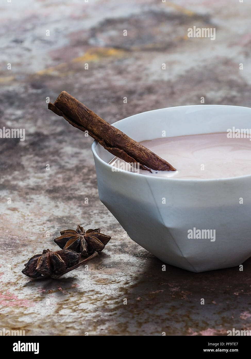 Thé chai latte fait maison avec le bâton de cannelle. Banque D'Images