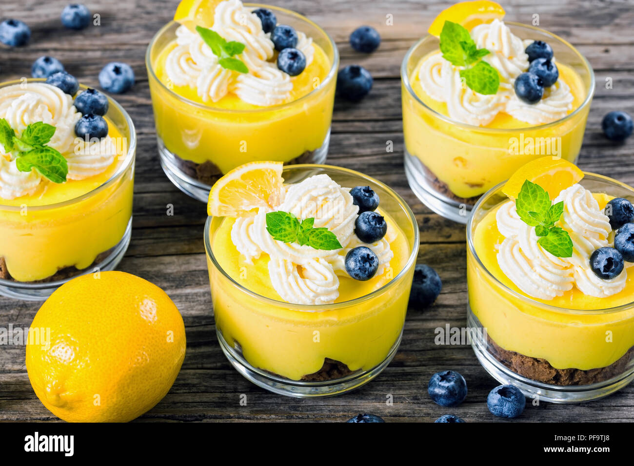 L Ete Frais Et Degustation Dessert Gateau Au Fromage Au Citron En Mousse Tasses Decorees De Creme Fouettee De Menthe Et De Bleuet Vue De Dessus Photo Stock Alamy