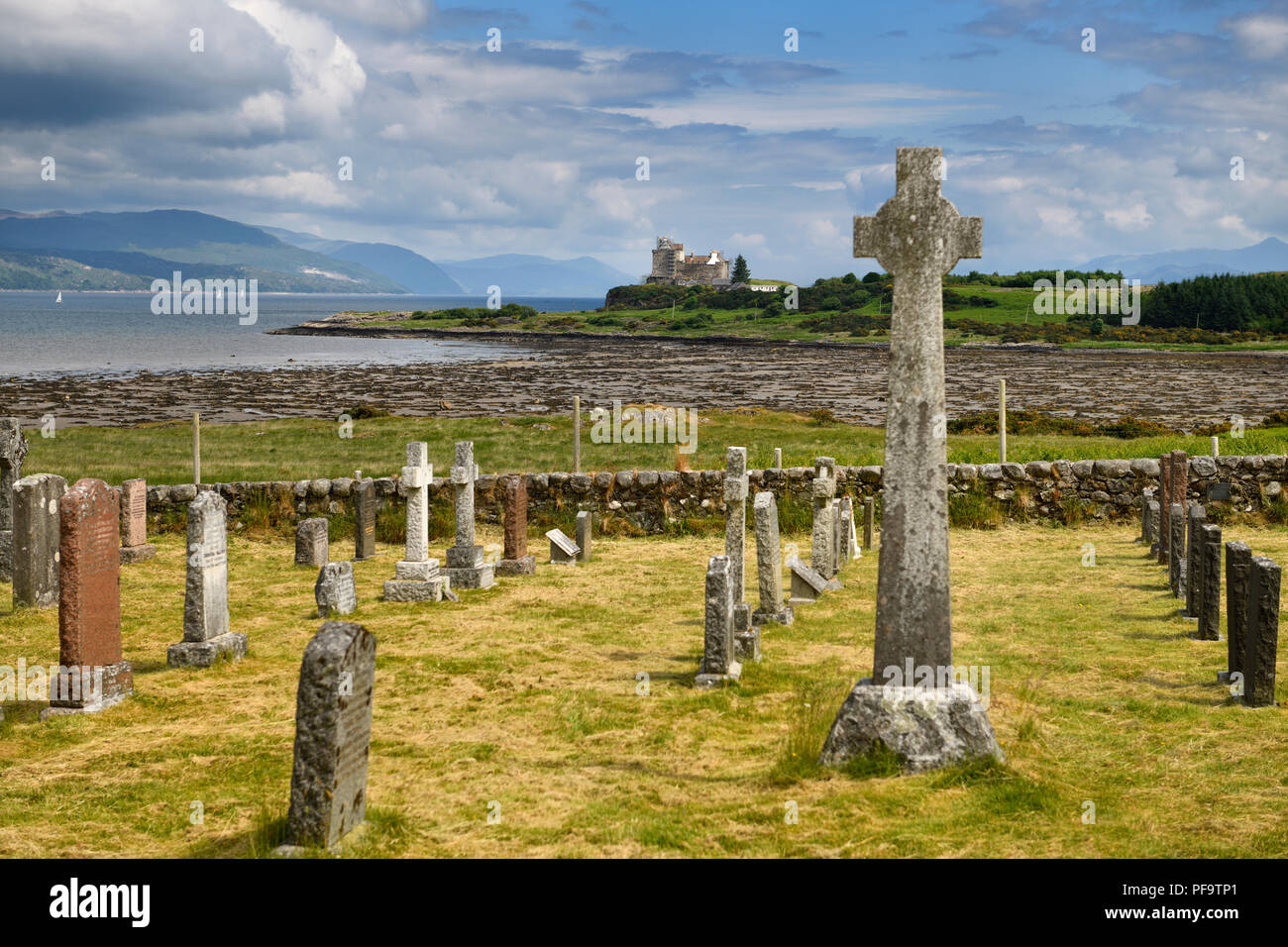 Pierres tombales anciennes et croix celtique à côté de cimetière Kilpatrick Duart Castle, sur l'île de Mull sur Sound of Mull le Loch Linnhe Scotland UK Banque D'Images