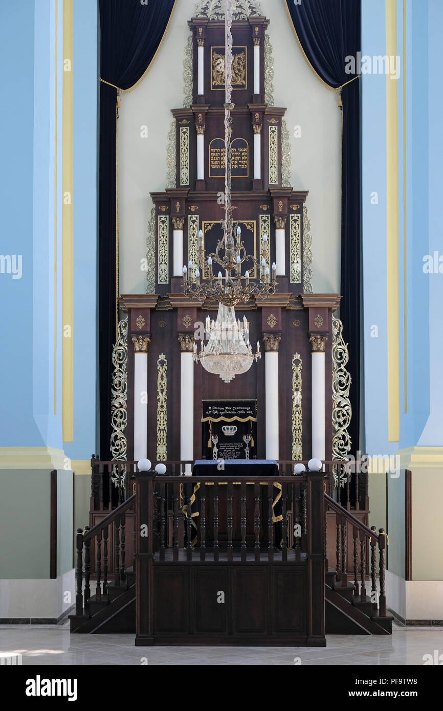 L'arche de la Torah en bois à l'intérieur de la Synagogue Chorale restauré qui est peut-être la plus grande synagogue dans l'est de la Galice ; construit au milieu du xviiie siècle. Après la Seconde Guerre mondiale, il a été utilisé comme un magasin de meubles et s'est abandonné depuis de nombreuses années. La ville de Drohobytch à Lviv, Ukraine. Banque D'Images
