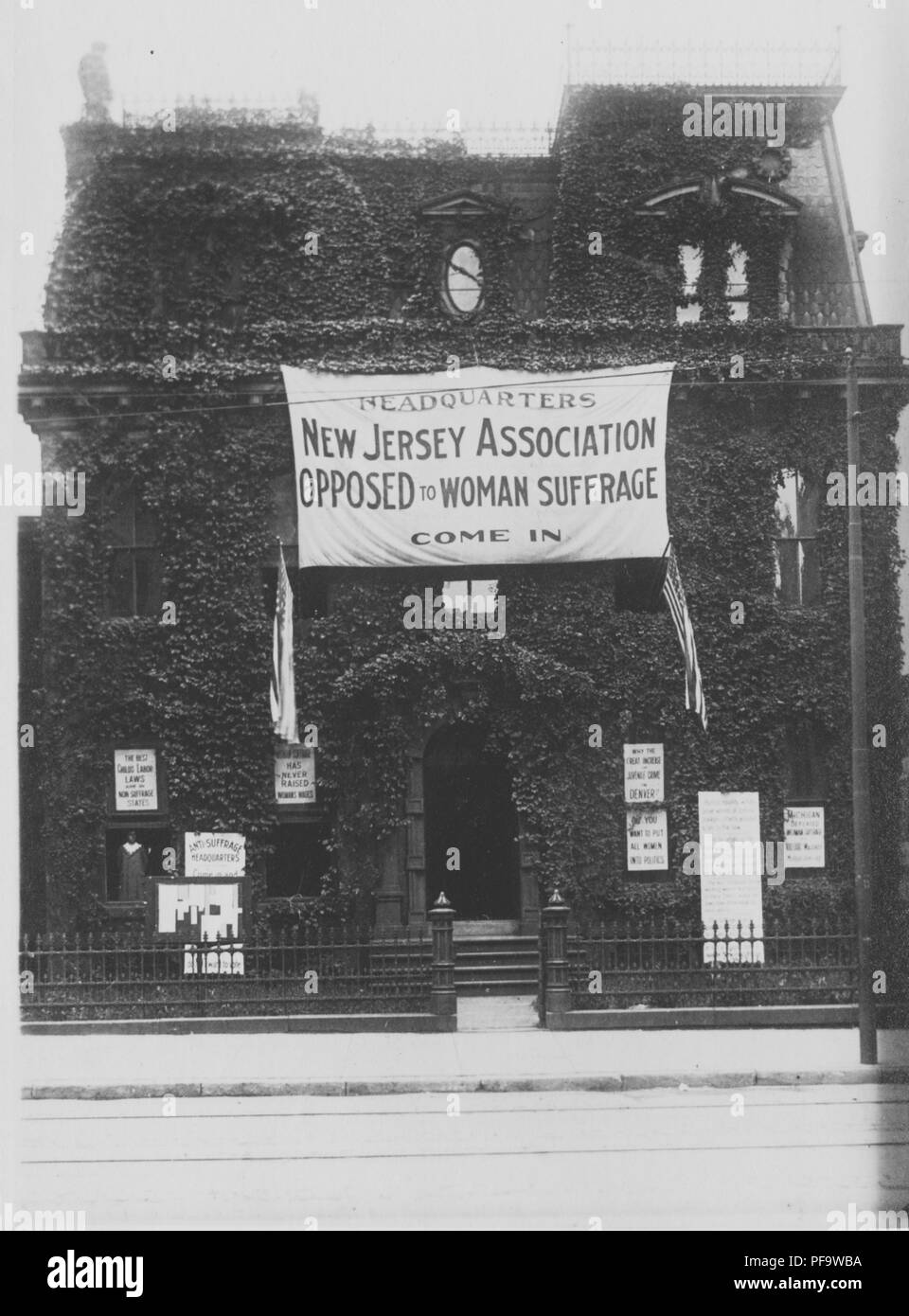 Photographie en noir et blanc, carte montrant l', couverte de vignes et d'un drapeau et le slogan de façade de 14 mètres du siège de l'Association Opposition à New Jersey Femme Suffrage, publié pour le marché américain, 1900. () Banque D'Images