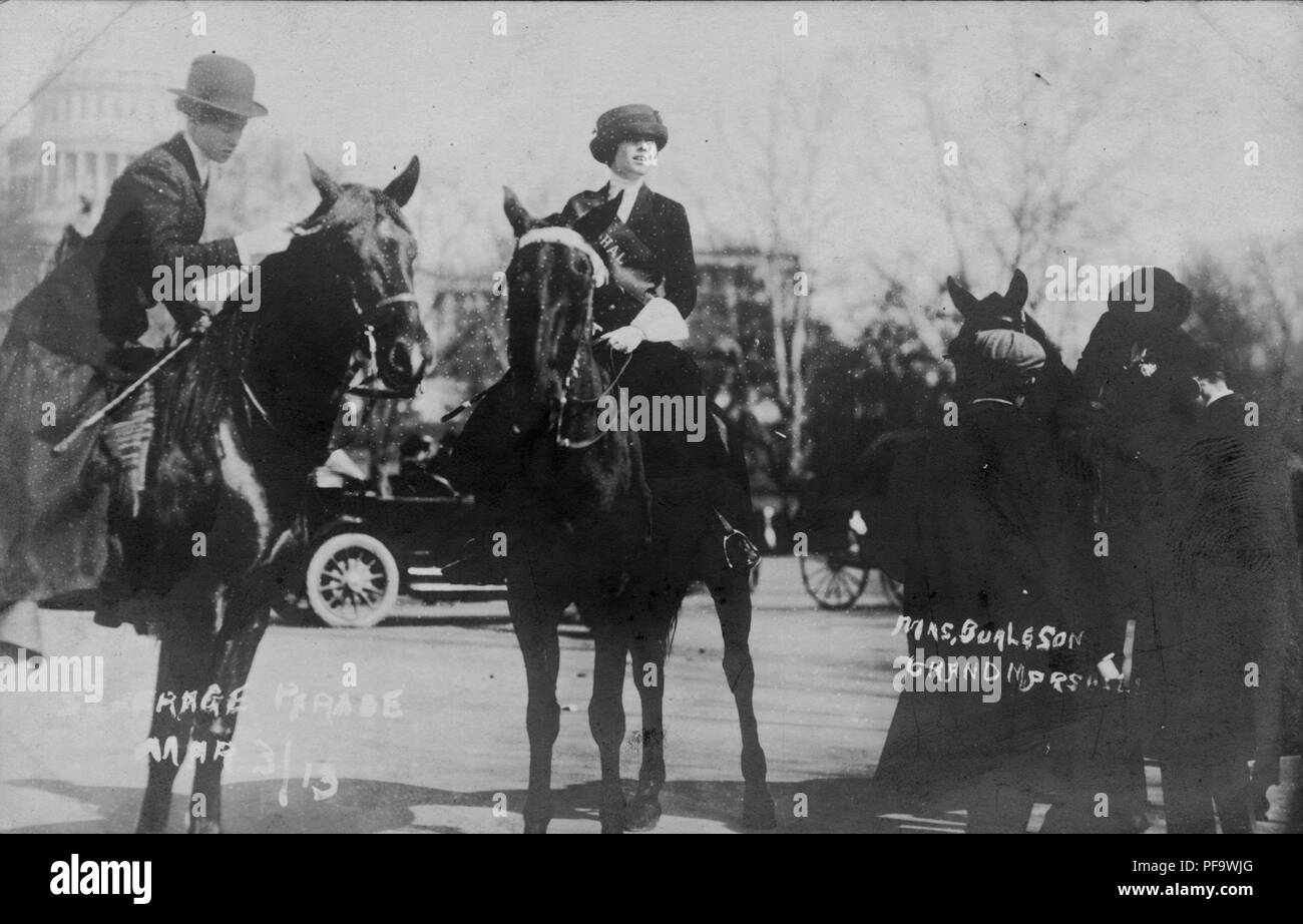 Photographie noir et blanc montrant une suffragette, mondain, et l'artiste peut Jane Walker Burleson, alias 'Jennie' peut Burleson, centre, monté sur son cheval tout en agissant en tant que Grand Marshall pour le Washington, DC 1913 défilé au suffrage, Walker a été emprisonné en 1940 pour avoir tué son ex-mari, la nouvelle femme du 3 mars 1913. () Banque D'Images