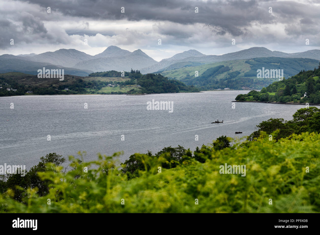 Avis de Sgurr pic Dhomhnuill sous ciel nuageux sur le loch Sunart dans les Highlands écossais Scotland UK Banque D'Images