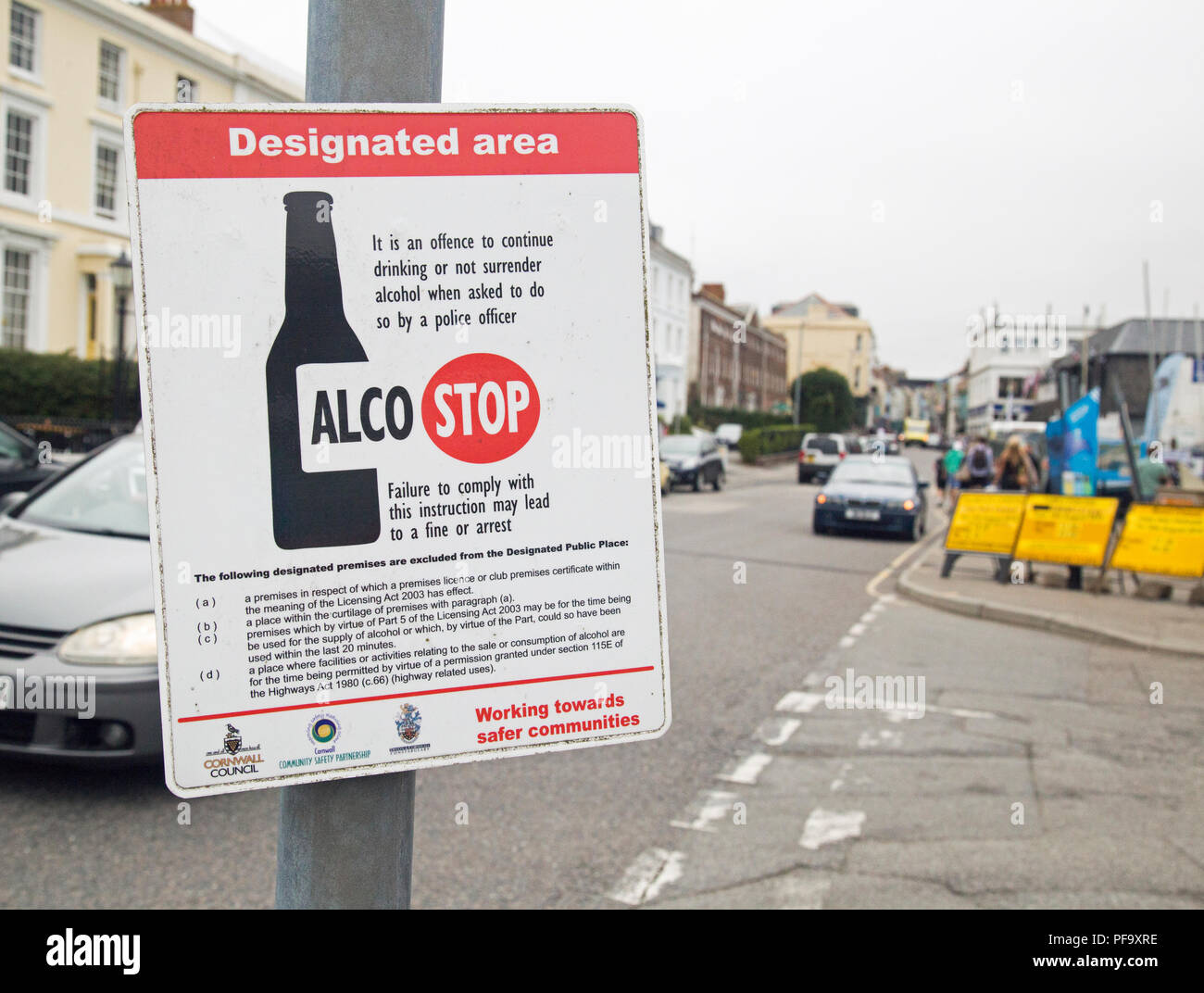 Fore Street Falmouth Cornwall, Angleterre, une plaque de rue interdit la consommation d'alcool. Banque D'Images