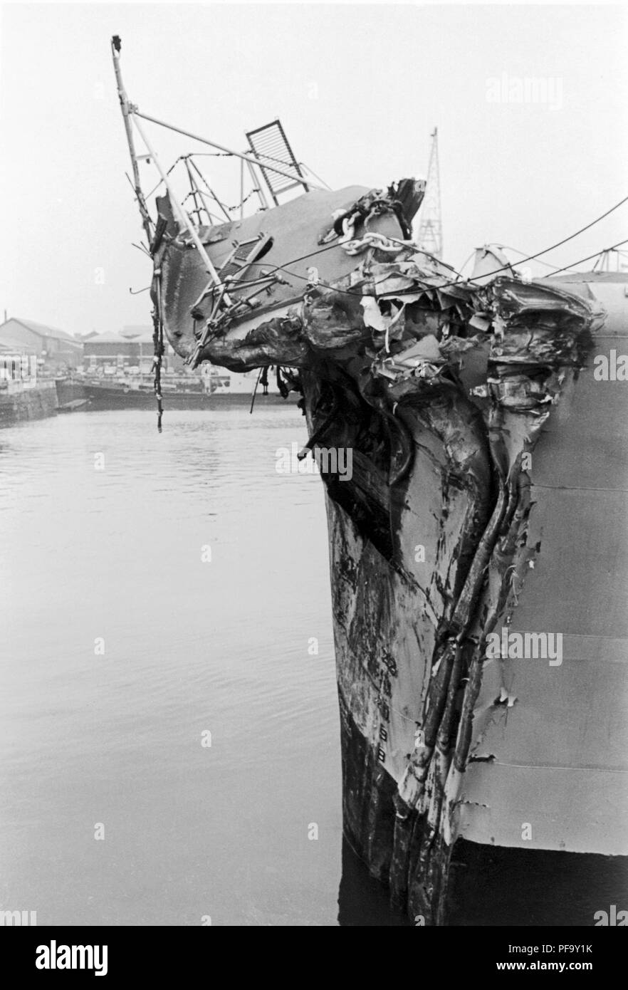 AJAXNETPHOTO. 13ème Novembre 1975. PORTSMOUTH, Angleterre. - Arc DE LA CLASSE LEANDER GP frégate HMS Achilles (2500 tonnes). La frégate est entré en collision avec le pétrolier libérien ALLIANCE OLYMPIQUE 1 MILES S.E. De DOVER PRÈS DE VARNE LIGHTSHIP SUR NUIT DU 12 AU 13 NOVEMBRE 1975. Trois hommes d'équipage SUR ACHILLES ont été blessés. PHOTO:JONATHAN EASTLAND/AJAX REF:751311 2 Banque D'Images
