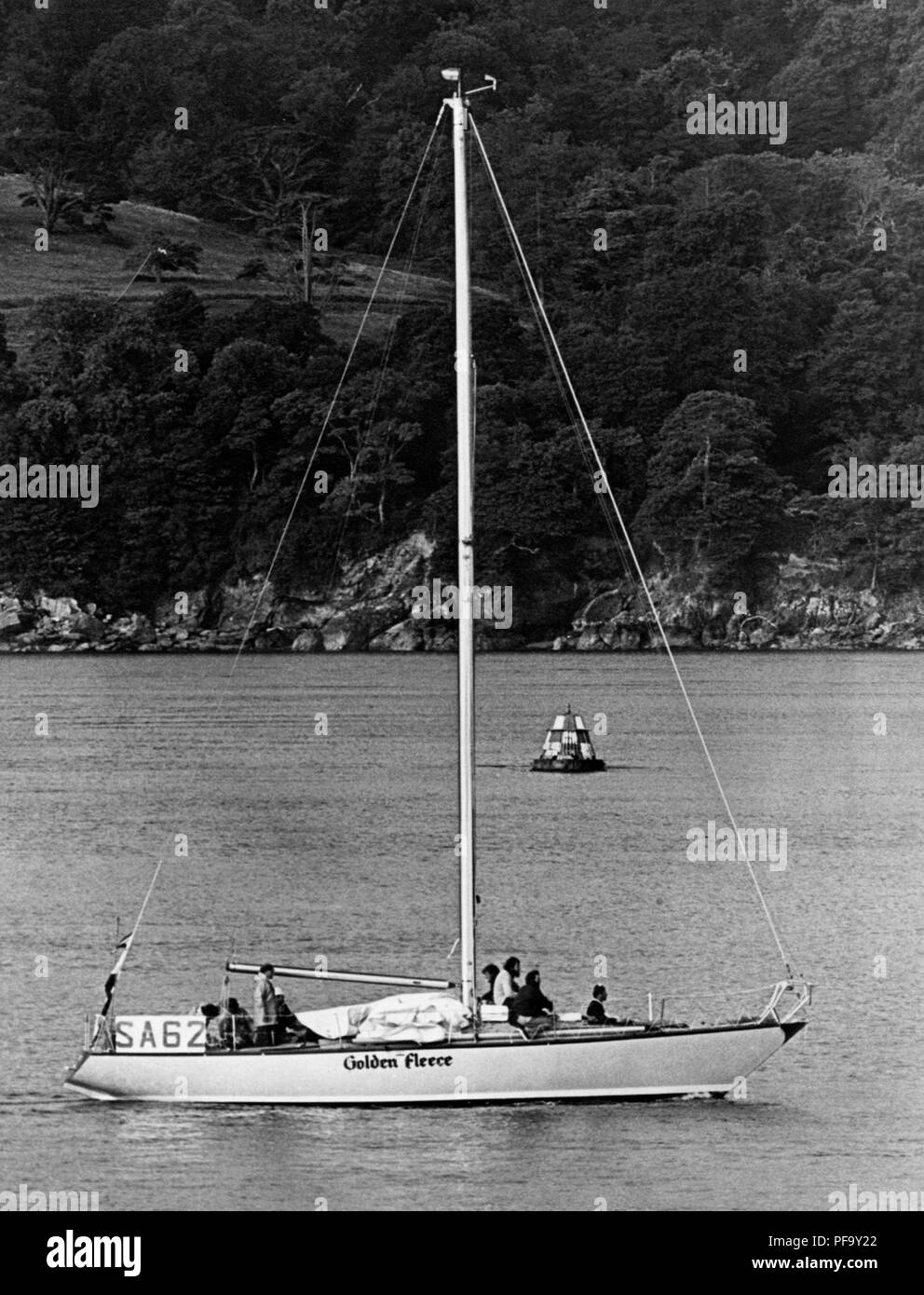 AJAXNETPHOTO. Juillet 14th, 1975. PLYMOUTH, ANGLETERRE - TOISON D'or, DERNIÈRE DE L'AFRIQUE DU SUD DE L'ADMIRAL'S CUP YACHTS DE L'ÉQUIPE POUR TERMINER LE 605 MILE Fastnet Race arrive à Plymouth Sound, tôt ce matin. PHOTO:JONATHAN EASTLAND/AJAX REF:FLEECE 1975 Banque D'Images