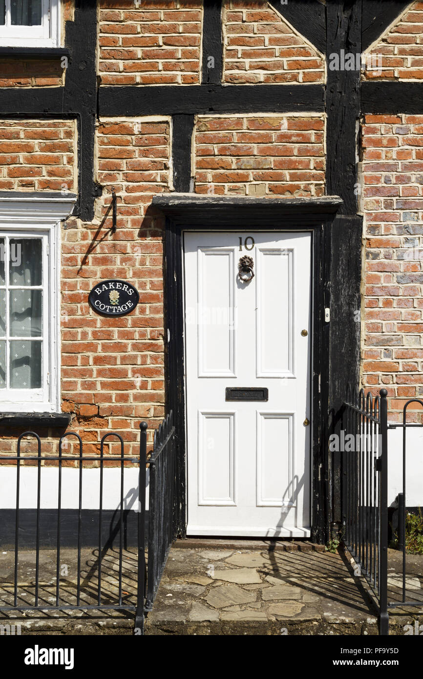Winslow, UK - 27 avril, 2015. Porte avant géorgienne traditionnelle sur un Tudor cottage dans le marché de la ville historique de Winslow, Buckinghamshire Banque D'Images