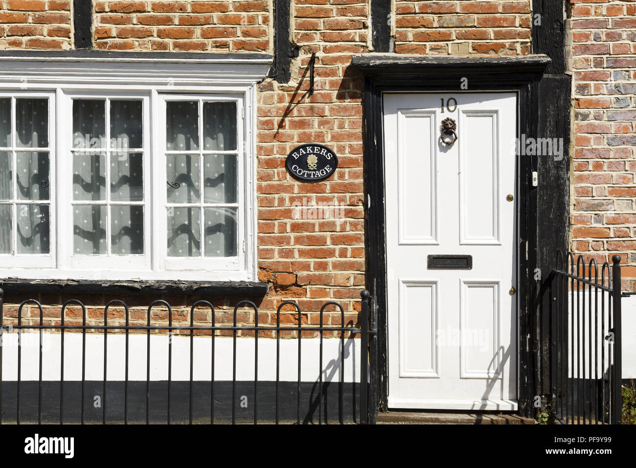 Winslow, UK - 27 avril, 2015. Porte avant géorgienne traditionnelle sur un Tudor cottage dans le marché de la ville historique de Winslow, Buckinghamshire Banque D'Images