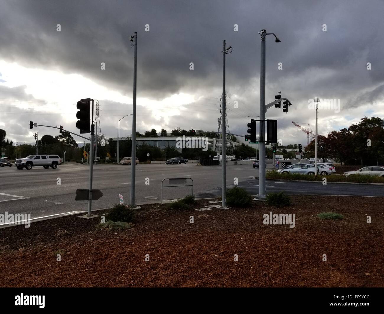 Nuages de tempête de recueillir sur l'entrée de Facebook siège à Menlo Park, Californie, le 10 novembre 2017. () Banque D'Images