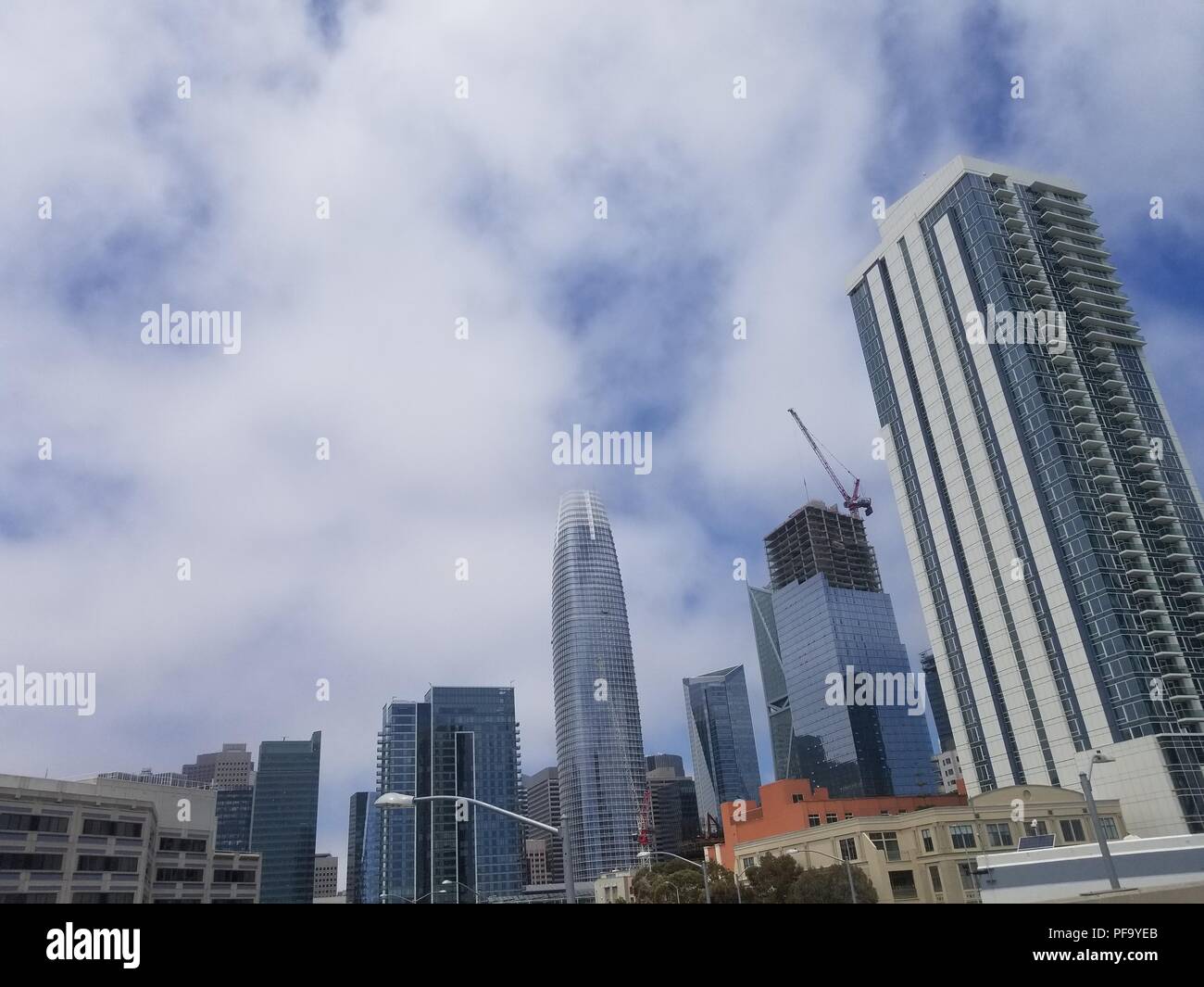 Vue En Contre Plongee De La Tour Salesforce Nouvellement Construit Et D Autres Gratte Ciel Du Centre Ville De San Francisco Californie Le 19 Juin 18 Photo Stock Alamy Vue En Contre Plongee De La Tour Salesforce Nouvellement Construit Et D Autres Gratte Ciel Du Centre Ville De San Francisco Californie Le 19 Juin 18 Photo Stock Alamy