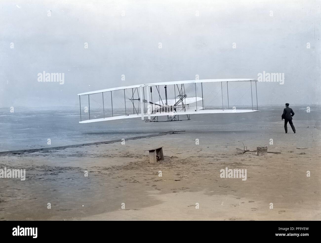 Les frères Wright effectuent leurs première historique voyage en avion sur les sables de Kitty Hawk, Caroline du Nord, le 17 décembre 1903. Remarque : l'image a été colorisée numériquement à l'aide d'un processus moderne. Les couleurs peuvent ne pas être exacts à l'autre. () Banque D'Images