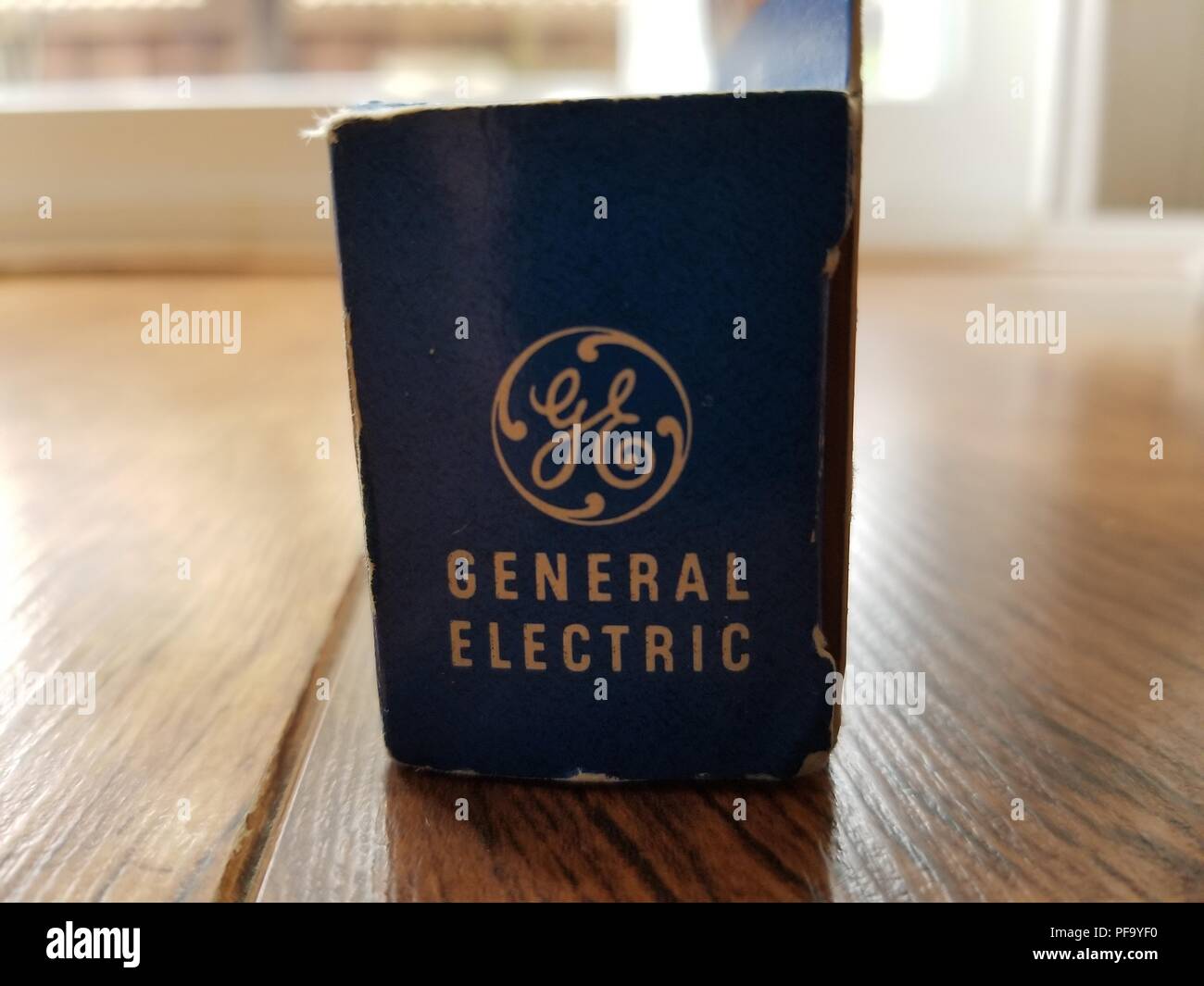 Close-up of General Electric logo sur un paquet ca historique Années 1950, sur une surface en bois clair, le 14 mars 2018. () Banque D'Images