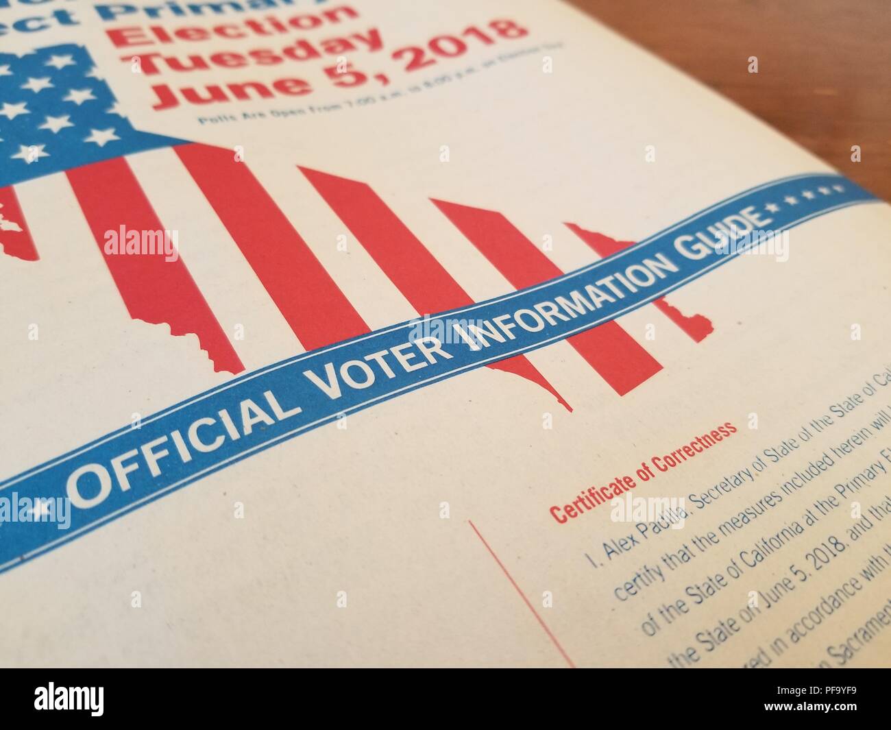 Photographie Macro de Californie Voter Guide d information sur l'état de Californie et d'autres élections, sur une surface en bois clair, le 11 mai 2018. () Banque D'Images