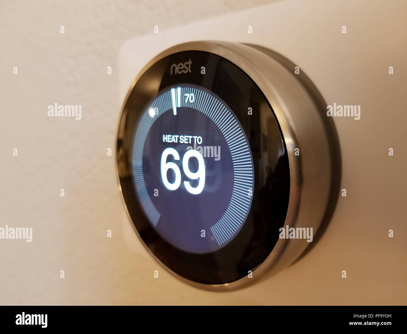 Close-up de 3e génération d'apprentissage, un nid de thermostat Thermostat smart home de Google Inc, sur un mur blanc, mis à niveau de chauffe, San Ramon, Californie, le 31 mai 2018. () Banque D'Images