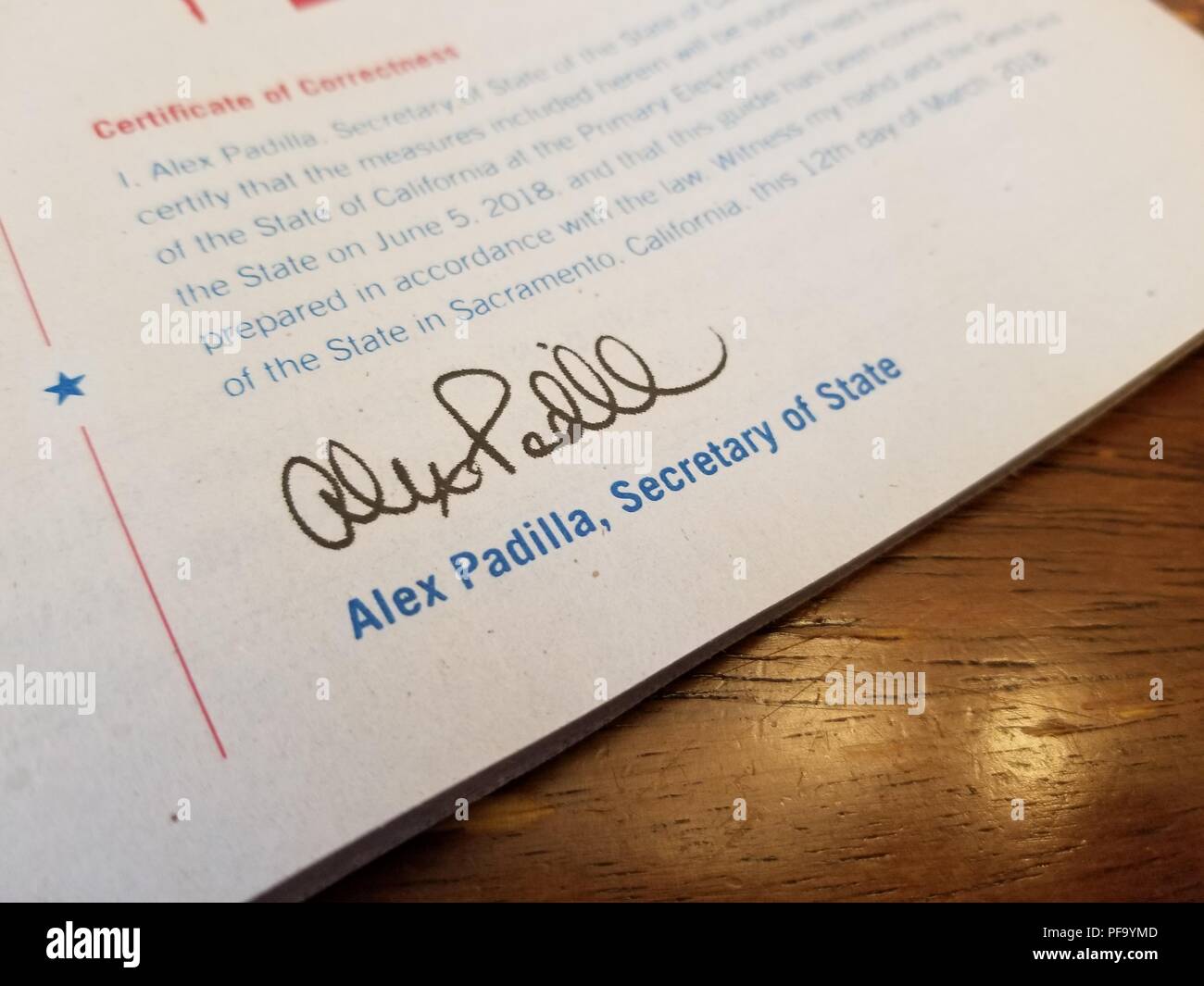 Close-up of reproduit la signature de la secrétaire d'État de Californie Alex Padilla sur le matériel électoral pour les élections primaires à mi-parcours de la Californie, le 11 mai 2018. () Banque D'Images