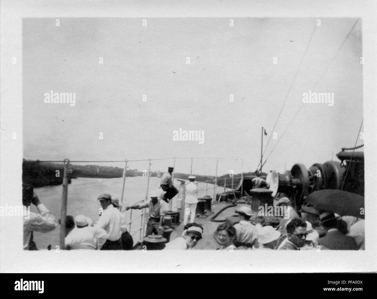 Photographie noir et blanc, tourné à partir d'un angle élevé, montrant un groupe de personnes, y compris les passagers et équipage, un peu se tourna face à la caméra, puisqu'elles se tiennent sur le pont d'un navire qui est la navigation dans le canal de Panama, avec les banques de la terre visible sur chaque côté et d'un verrou dans la distance, 1915. () Banque D'Images