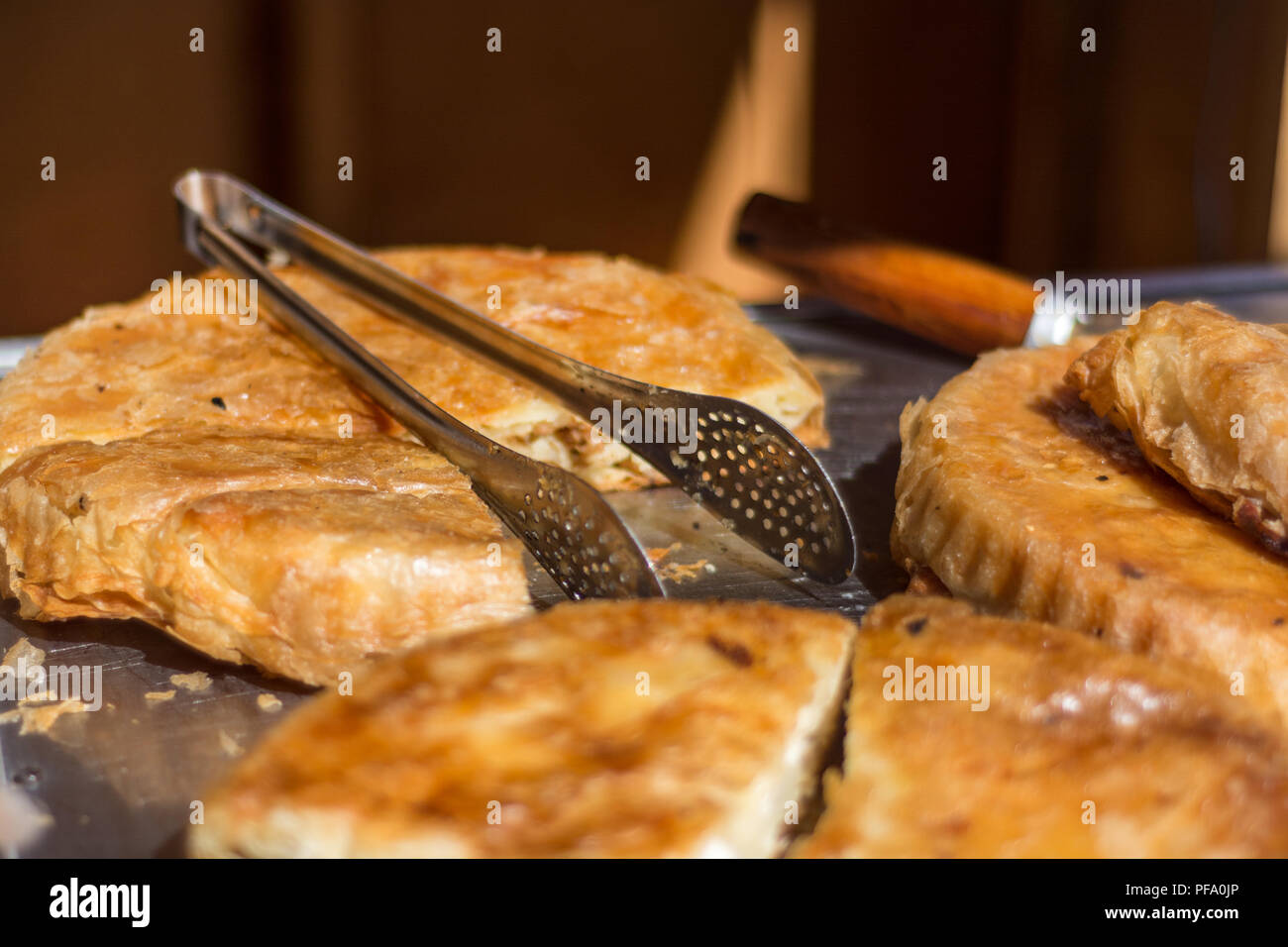 Burek des Balkans avec le fromage avec de la nourriture catcher dans une boulangerie. Petit-déjeuner à secteurs traditionnels dans les Balkans concept. Close up, selective focus Banque D'Images