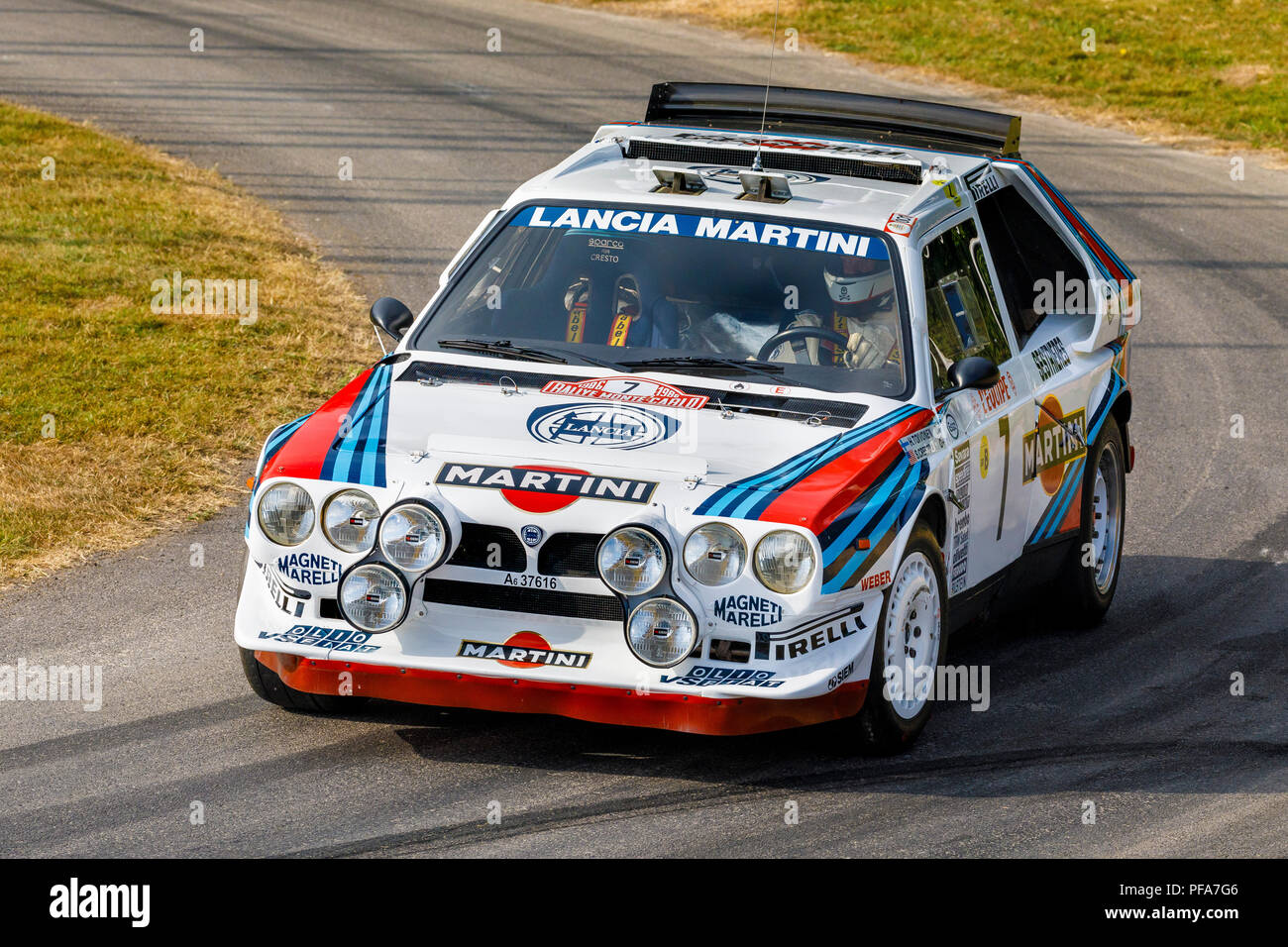 1986 Lancia Delta S4 Groupe B rally voiture avec chauffeur Andrew Beverley au Goodwood Festival of Speed 2018, Sussex, UK. Banque D'Images