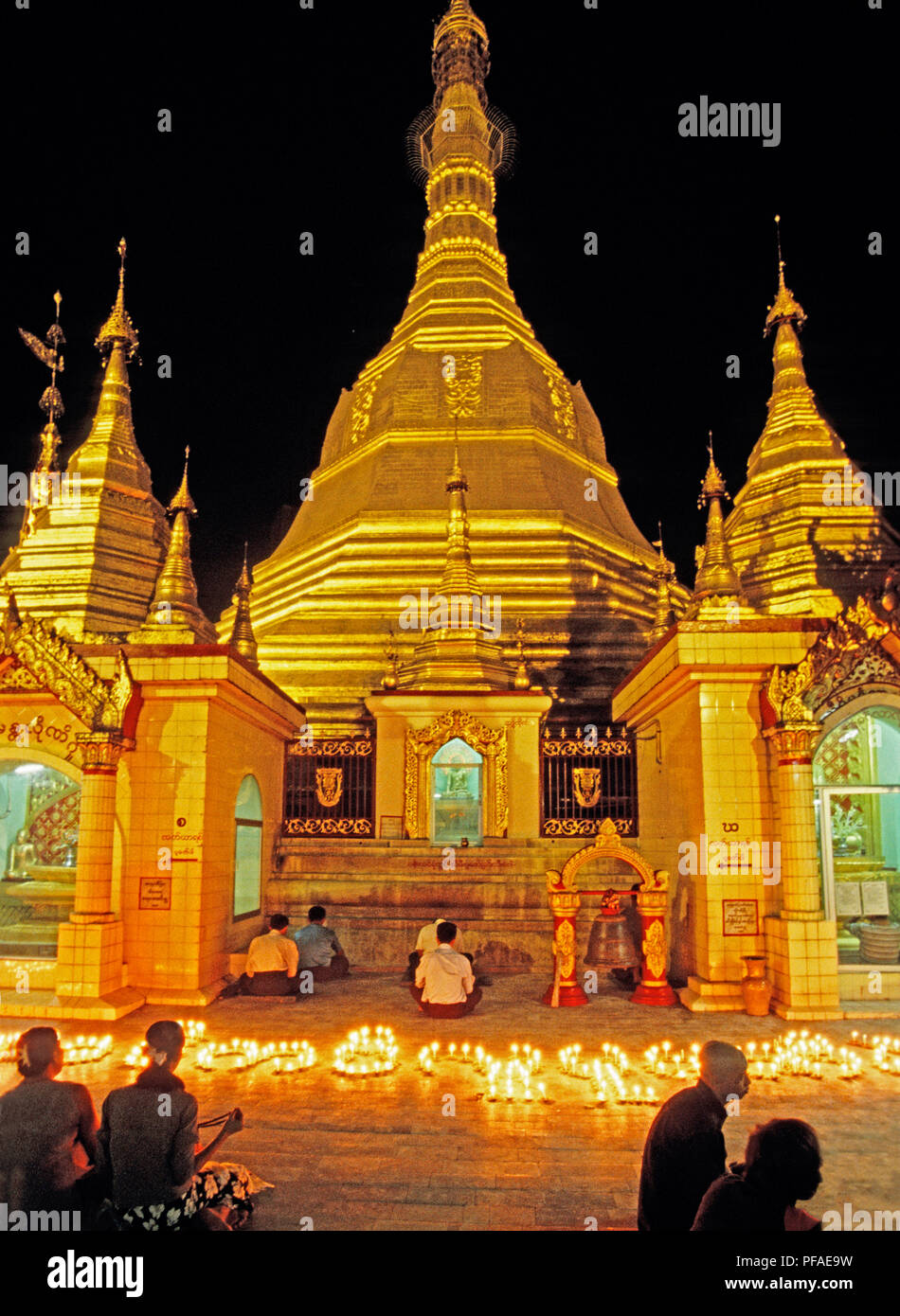 Myanmar (Birmanie) : La pagode Shwedagon avec les fidèles bouddhistes de nuit à Yangon Banque D'Images