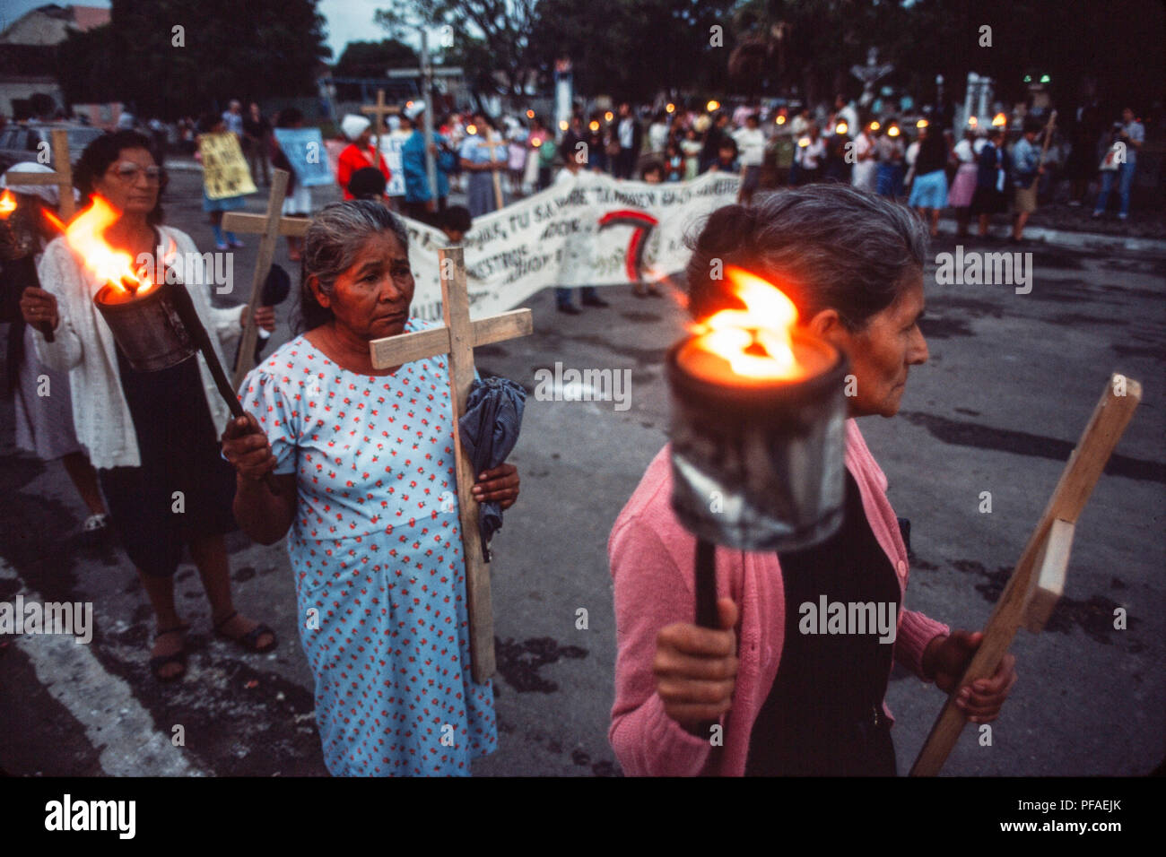 Esteli, Nicaragua, juillet 1986 ; au 7ème anniversaire du renversement de Somoza une procession de femmes à se souvenir des fils et des frères tués dans ce conflit et la lutte actuelle avec la guérilla des Contras soutenue par les Etats-Unis. Banque D'Images