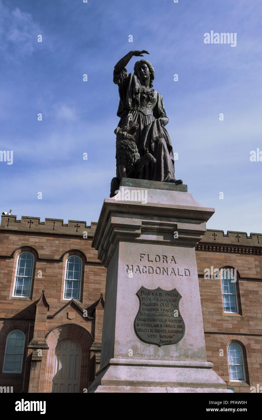 Une statue de Flora MacDonald se trouve à l'extérieur du Château d'Inverness commémorant son héroïsme, Inverness, Scotland, UK Banque D'Images