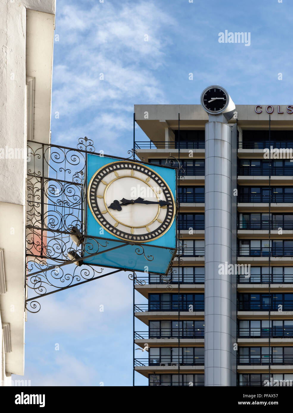 Vieux Tramways Réveil (1897) et nouvelle horloge de Colston Tower (1973) St Augustines Parade, Bristol City Centre Banque D'Images