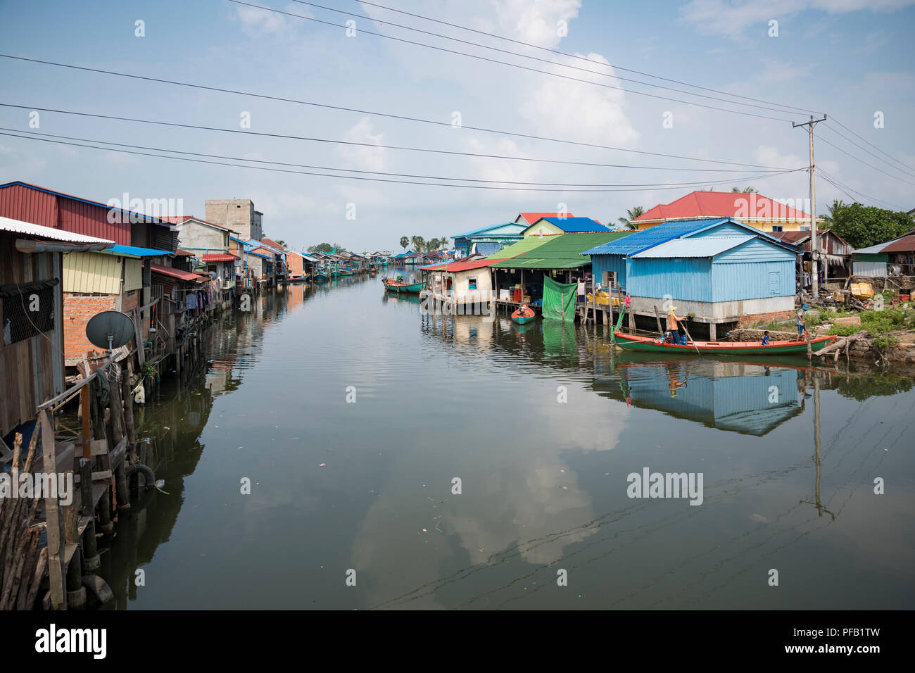 Habitations sur pilotis des deux côtés d'une rivière, province de Kampot, Cambodge, voyage la vie quotidienne en Asie, destination touristique Banque D'Images