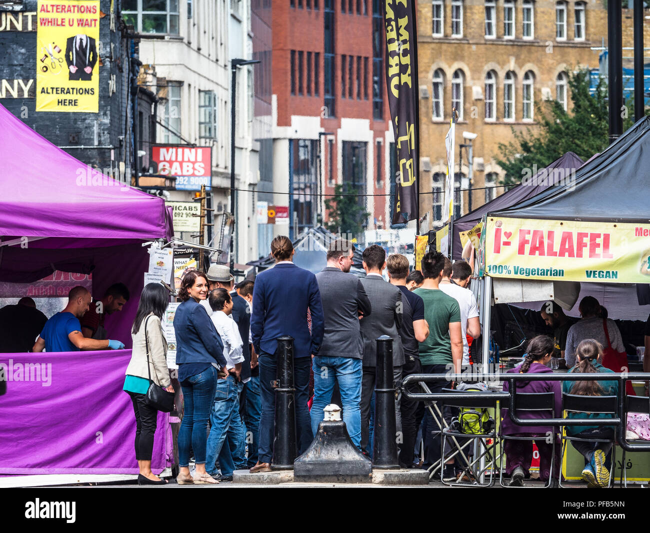 London Street Food Market Lane Petticoat - travailleurs ville acheter le déjeuner des aliments sur les étals de marché dans une rue de Petticoat Lane East London Banque D'Images
