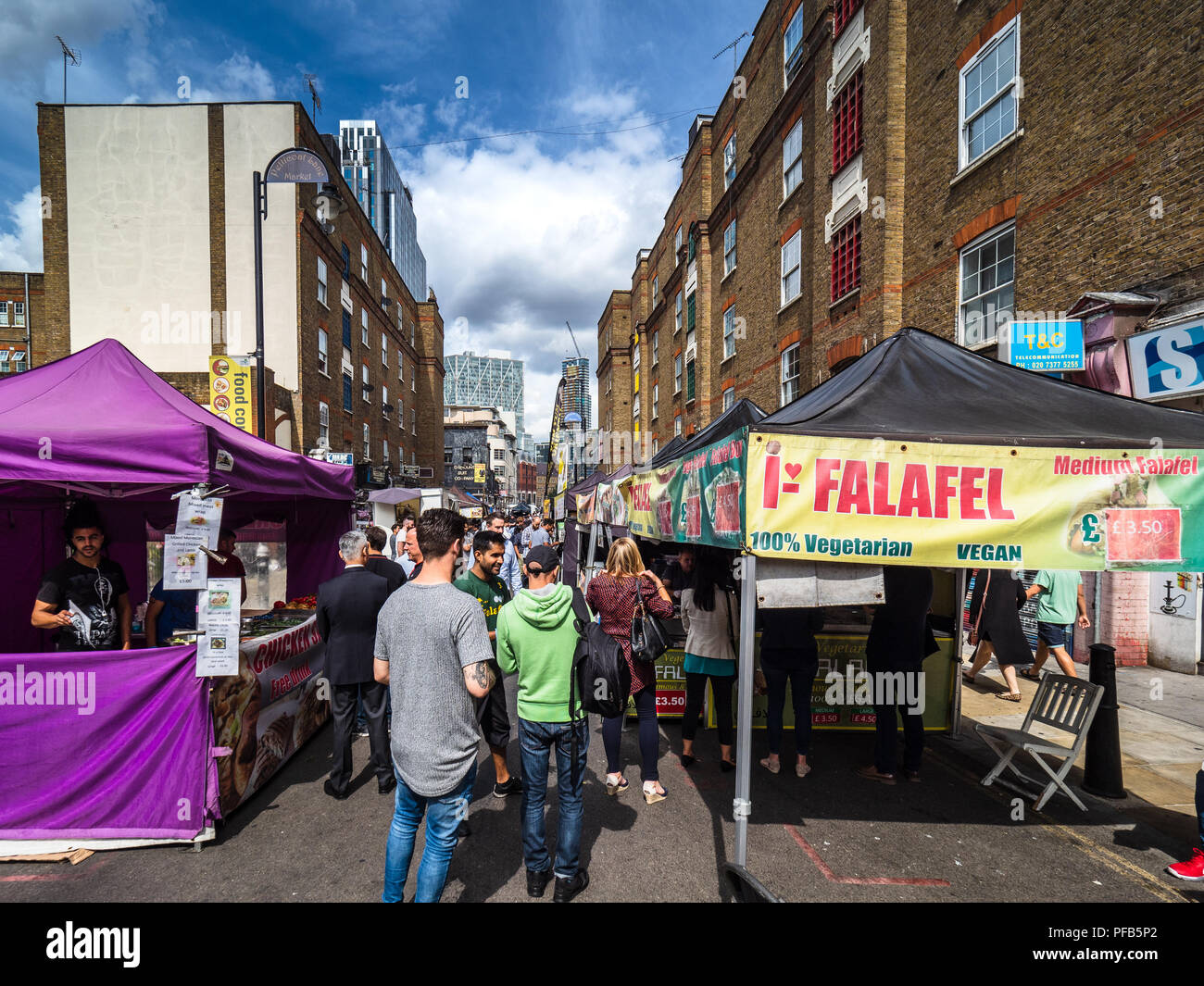 London Street Food Market Lane Petticoat - travailleurs ville acheter le déjeuner des aliments sur les étals de marché dans une rue de Petticoat Lane East London Banque D'Images