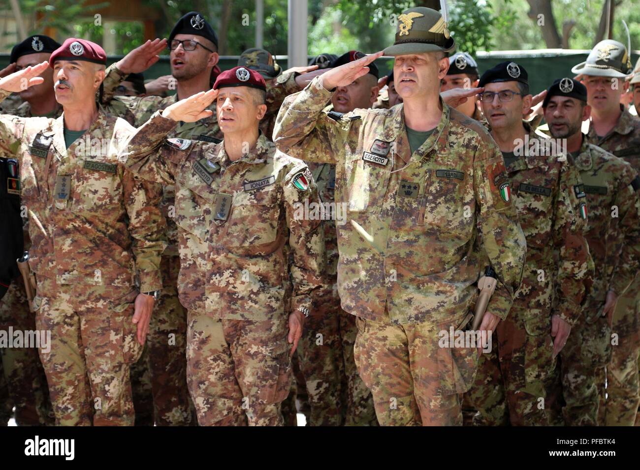 Kaboul, Afghanistan (2 juin 2018) -- des soldats italiens saluer et chanter leur hymne national lors de la fête nationale de l'Italie cérémonie à résolument l'Administration centrale. (Appui résolu Banque D'Images