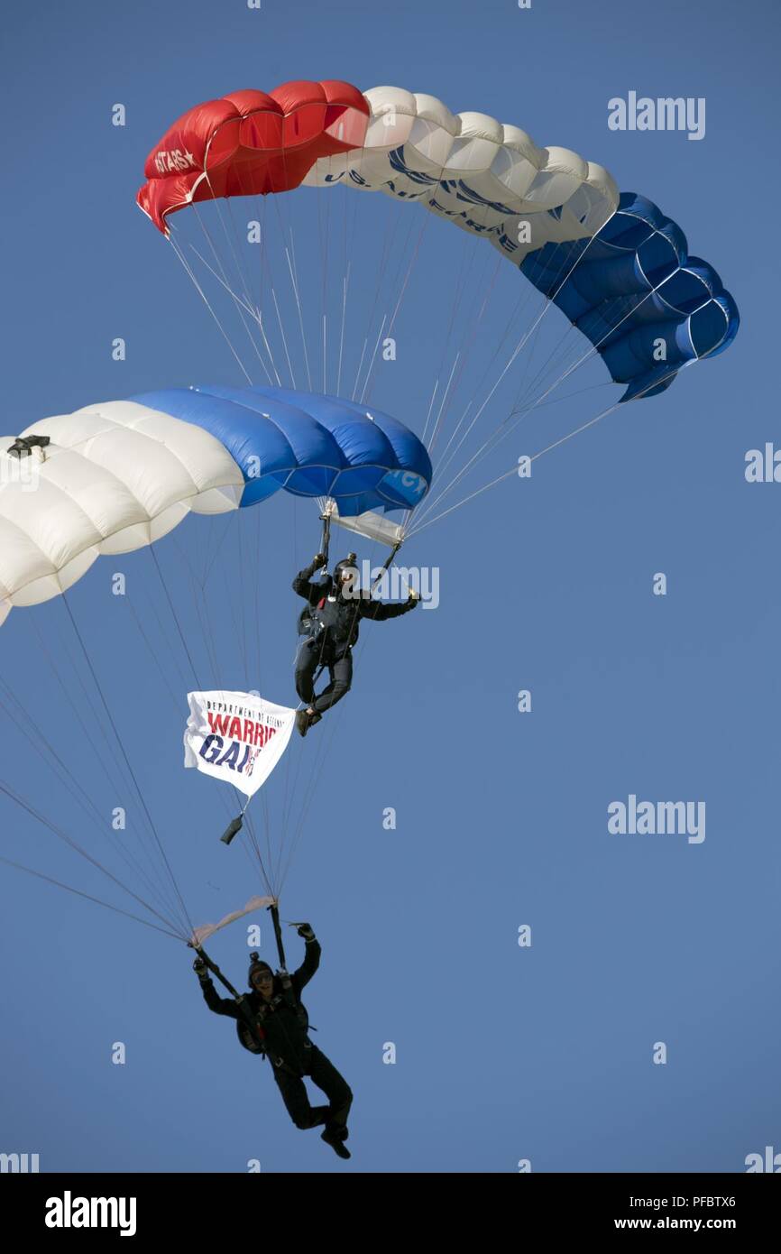 L'United States Air Force l'Équipe de parachutistes des 'Ailes de Blue' offrir un drapeau des Jeux au guerrier Guerrier 2018 Jeux à l'Air Force Academy de Colorado Springs, Colorado, 1 juin 2018. Banque D'Images