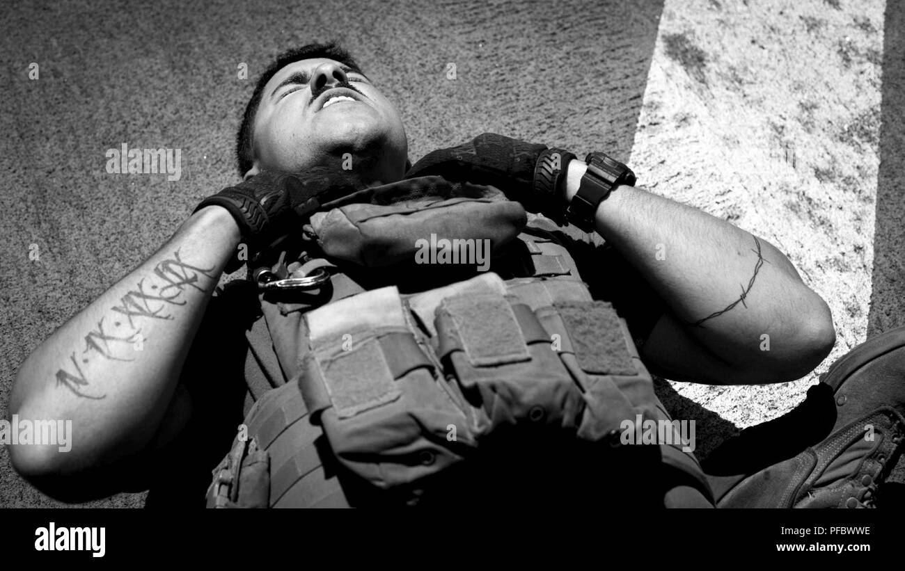 Le Caporal des Marines des États-Unis. Amaury Ferrer, une dépanneuse lourde opérateur avec du bataillon logistique de combat 13, 13e Marine Expeditionary Unit (MEU), se prépare à faire un comité permanent s'asseoir pendant un exercice de conditionnement de combat en mer à bord de la classe Whidbey Island landing ship dock USS Rushmore (LSD 47), 1 juin 2018. Le groupe amphibie d'Essex (ARG) et 13e MEU mènent à la formation d'exercice de l'unité composite (COMPTUEX), l'exercice final avant le prochain déploiement des unités. Cet exercice valide l'ARG/MEU capacité de l'équipe d'adapter et de l'exécution de missions dans l'évolution constante, des environnements inconnus. Sur completi Banque D'Images