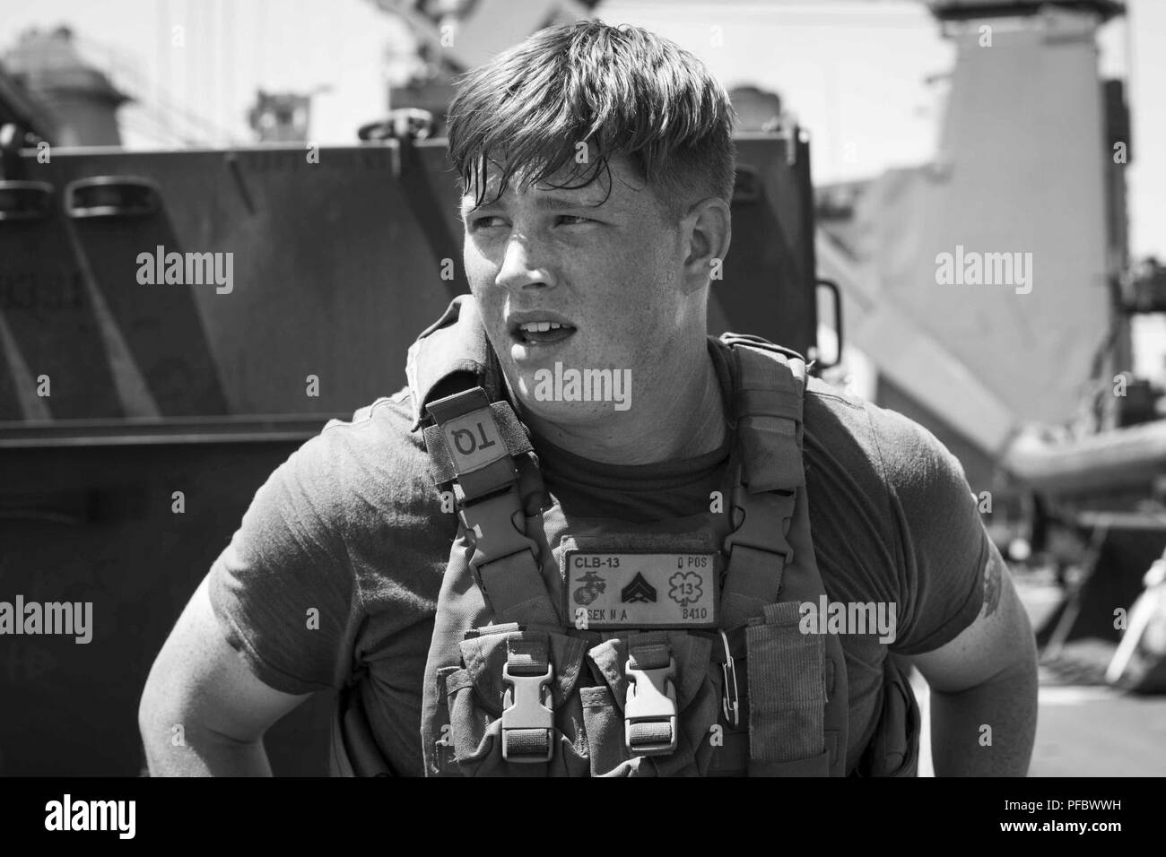 Le Caporal des Marines des États-Unis. Nathan Vasek, un spécialiste de l'assistance d'atterrissage avec du bataillon logistique de combat 13, 13e Marine Expeditionary Unit (MEU), repose dans combat entre ensembles de climatisation en mer à bord de la classe Whidbey Island landing ship dock USS Rushmore (LSD 47), 1 juin 2018. Le groupe amphibie d'Essex (ARG) et 13e MEU mènent à la formation d'exercice de l'unité composite (COMPTUEX), l'exercice final avant le prochain déploiement des unités. Cet exercice valide l'ARG/MEU capacité de l'équipe d'adapter et de l'exécution de missions dans l'évolution constante, des environnements inconnus. À la fin de l', COMPTUEX Banque D'Images
