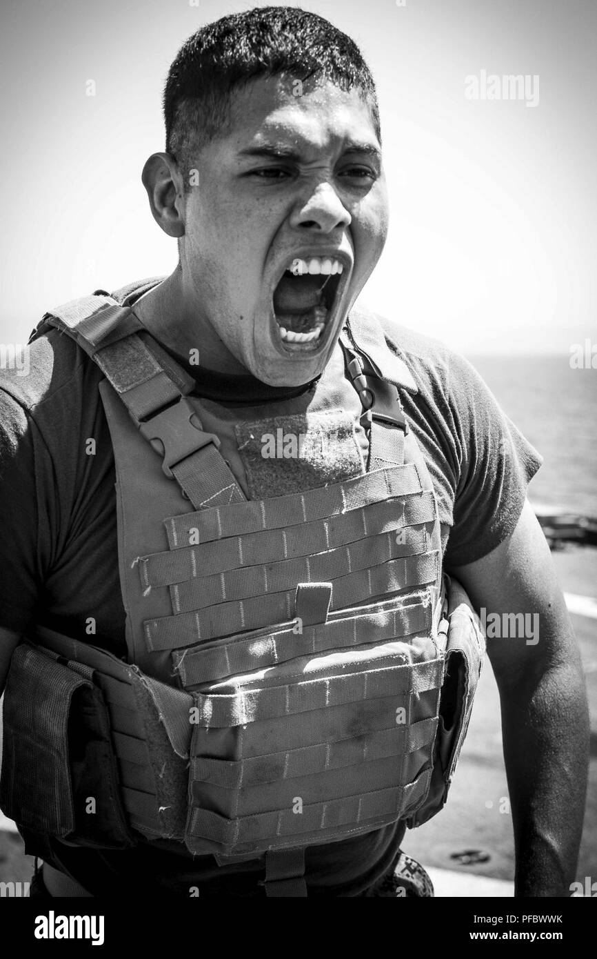 La Marine américaine lance le Cpl. Victor Vasquez, un missile antichar gunner avec 3/1 de l'Équipe de débarquement du bataillon, 13e Marine Expeditionary Unit (MEU), hurle le comte au cours d'un exercice de conditionnement de combat en mer à bord de la classe Whidbey Island landing ship dock USS Rushmore (LSD 47), 1 juin 2018. Le groupe amphibie d'Essex (ARG) et 13e MEU mènent à la formation d'exercice de l'unité composite (COMPTUEX), l'exercice final avant le prochain déploiement des unités. Cet exercice valide l'ARG/MEU capacité de l'équipe d'adapter et de l'exécution de missions dans l'évolution constante, des environnements inconnus. Sur listing complet Banque D'Images