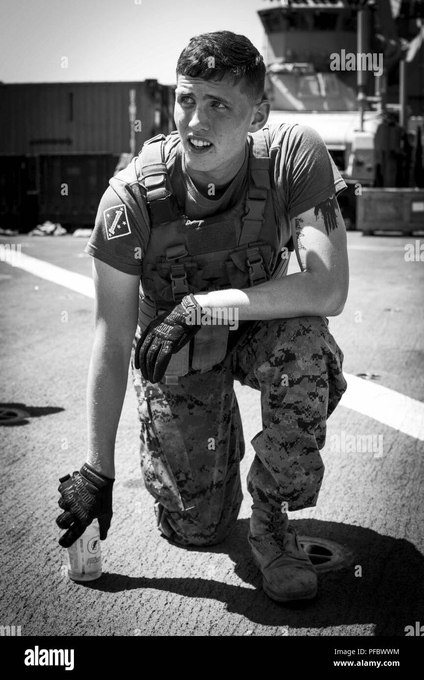 La Marine américaine lance le Cpl. Riley Crider, un mortier avec l'équipe d'atterrissage bataillon maritime 3/1, 13e Marine Expeditionary Unit (MEU), revient après avoir fait une répétition au cours d'un exercice de conditionnement de combat en mer à bord de la classe Whidbey Island landing ship dock USS Rushmore (LSD 47), 1 juin 2018. Le groupe amphibie d'Essex (ARG) et 13e MEU mènent à la formation d'exercice de l'unité composite (COMPTUEX), l'exercice final avant le prochain déploiement des unités. Cet exercice valide l'ARG/MEU capacité de l'équipe d'adapter et de l'exécution de missions dans l'évolution constante, des environnements inconnus. À la fin Banque D'Images