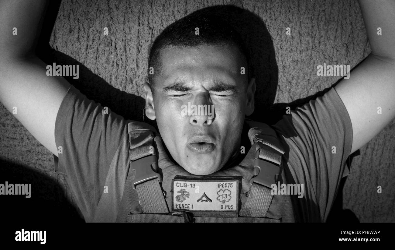 La Marine américaine lance le Cpl. Ismael Ponce, un véhicule à moteur avec l'opérateur du bataillon logistique de combat 13, 13e Marine Expeditionary Unit (MEU), les pauses entre les ensembles de conditionnement d'exercer au cours d'un combat en mer à bord de la classe Whidbey Island landing ship dock USS Rushmore (LSD 47), 1 juin 2018. Le groupe amphibie d'Essex (ARG) et 13e MEU mènent à la formation d'exercice de l'unité composite (COMPTUEX), l'exercice final avant le prochain déploiement des unités. Cet exercice valide l'ARG/MEU capacité de l'équipe d'adapter et de l'exécution de missions dans l'évolution constante, des environnements inconnus. Sur completi Banque D'Images