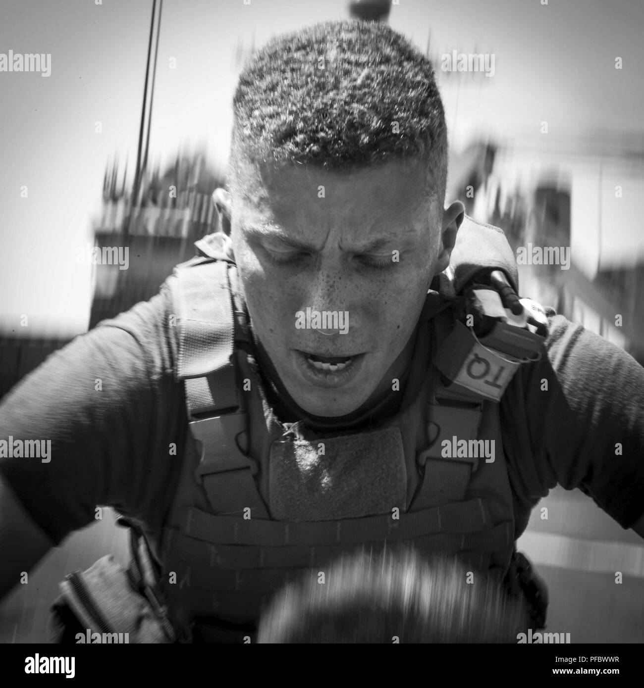 Circuit des Marines des États-Unis. Sebastian échantillon, un bataillon avec Marine mortier 3/1 de l'équipe d'atterrissage, 13e Marine Expeditionary Unit (MEU), revient après avoir fait un comité permanent s'asseoir pendant un exercice de conditionnement de combat en mer à bord de la classe Whidbey Island landing ship dock USS Rushmore (LSD 47), 1 juin 2018. Le groupe amphibie d'Essex (ARG) et 13e MEU mènent à la formation d'exercice de l'unité composite (COMPTUEX), l'exercice final avant le prochain déploiement des unités. Cet exercice valide l'ARG/MEU capacité de l'équipe d'adapter et de l'exécution de missions dans l'évolution constante, des environnements inconnus. À com Banque D'Images