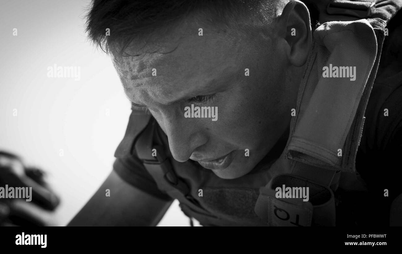 La Marine américaine lance le Cpl. Drue McCormick, un mortier avec l'équipe d'atterrissage bataillon maritime 3/1, 13e Marine Expeditionary Unit (MEU), revient après avoir fait une répétition au cours d'un exercice de conditionnement de combat en mer à bord de la classe Whidbey Island landing ship dock USS Rushmore (LSD 47), 1 juin 2018. Le groupe amphibie d'Essex (ARG) et 13e MEU mènent à la formation d'exercice de l'unité composite (COMPTUEX), l'exercice final avant le prochain déploiement des unités. Cet exercice valide l'ARG/MEU capacité de l'équipe d'adapter et de l'exécution de missions dans l'évolution constante, des environnements inconnus. Délai de Banque D'Images