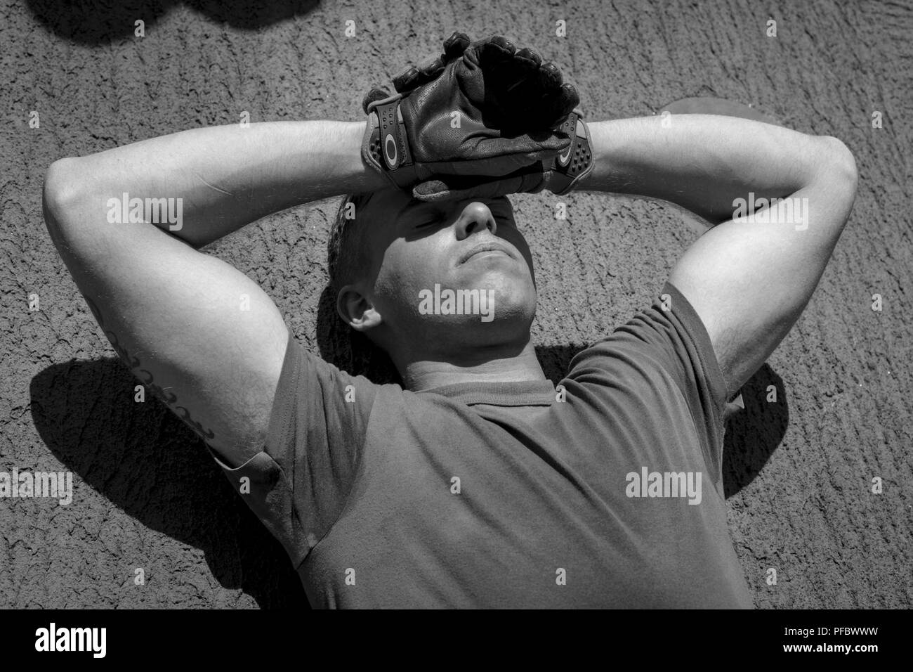 Le Caporal des Marines des États-Unis. Austin Reed, un bataillon d'armurier avec l'équipe d'atterrissage 3/1, 13e Marine Expeditionary Unit (MEU), se repose après avoir terminé un exercice de conditionnement de combat en mer à bord de la classe Whidbey Island landing ship dock USS Rushmore (LSD 47), 1 juin 2018. Le groupe amphibie d'Essex (ARG) et 13e MEU mènent à la formation d'exercice de l'unité composite (COMPTUEX), l'exercice final avant le prochain déploiement des unités. Cet exercice valide l'ARG/MEU capacité de l'équipe d'adapter et de l'exécution de missions dans l'évolution constante, des environnements inconnus. Au terme de la 13e, COMPTUEX MEU un Banque D'Images