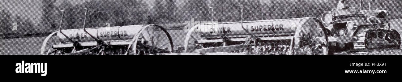 Ce catalogue détaille divers légumes, semences et équipements pour la mise en conserve et la conservation, en mettant l'accent sur les pratiques d'élevage. Il comprend une scène de plantation dans un ranch d'élevage de pois Asgrow, présentant des méthodes agricoles modernes pour cultiver des pois Mammoth Podded Extra Early. Banque D'Images