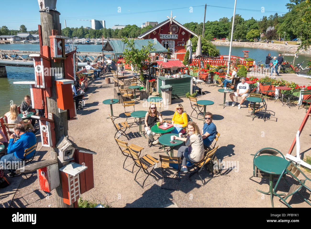 Café Regatta un peu excentrique d'Helsinki waterfront café restaurant avec une belle terrasse extérieure à Helsinki en Finlande en été. Banque D'Images