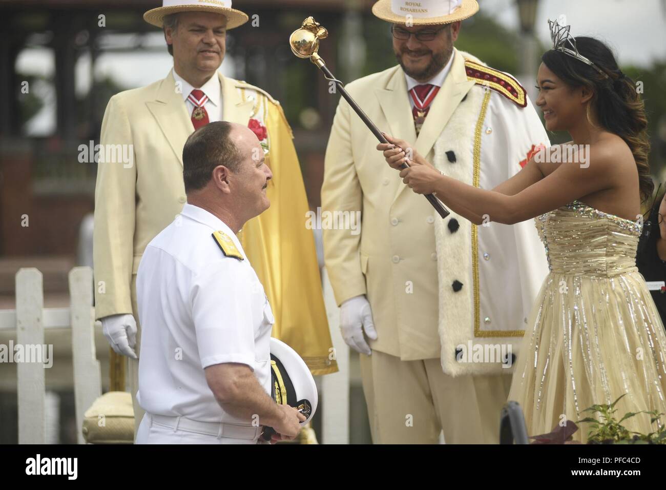 En Orégon (8 juin 2018) Arrière Adm. Gregory Harris, commandant du groupe aéronaval, 11 ans, est anobli comme un Royal Rosarian durant la Semaine annuelle de la Flotte royale Rose Festival Rosarian Knighting honoraire cérémonie. Le festival de Portland et la Fleet Week sont une célébration de la mer avec des services marins, marines, et les membres de la Garde côtière des États-Unis et du Canada faisant de la ville un port d'escale. Banque D'Images