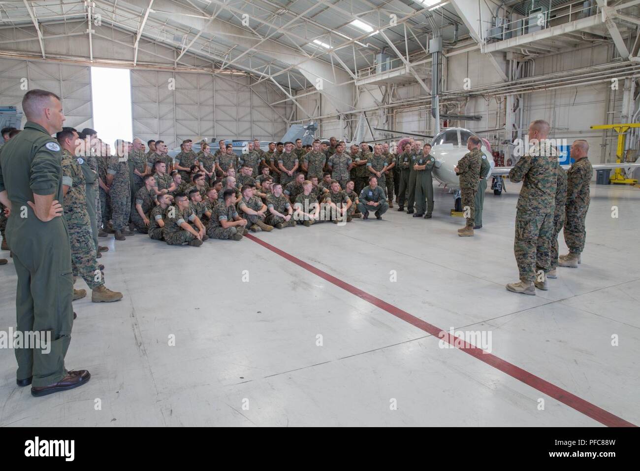 Les hauts dirigeants du 23e Régiment de Marines, 4e Division de marines, et Marine Aircraft Group 41, 4e Marine Aircraft Wing, parler avec les Marines du chasseur Marine Attack Squadron 112, MAG-41, 4e MAW, au cours de l'exercice 4-18 Formation intégrée à Miramar, Californie, le 9 juin 2018. Groupe d'aéronefs 41 marins s'acquitte de l'élément de combat aérien Rôle de l'ITX 4-18, fournissant un soutien essentiel à la masse des éléments de combat de masse d'Air Maritime Task Force 23. ( Banque D'Images