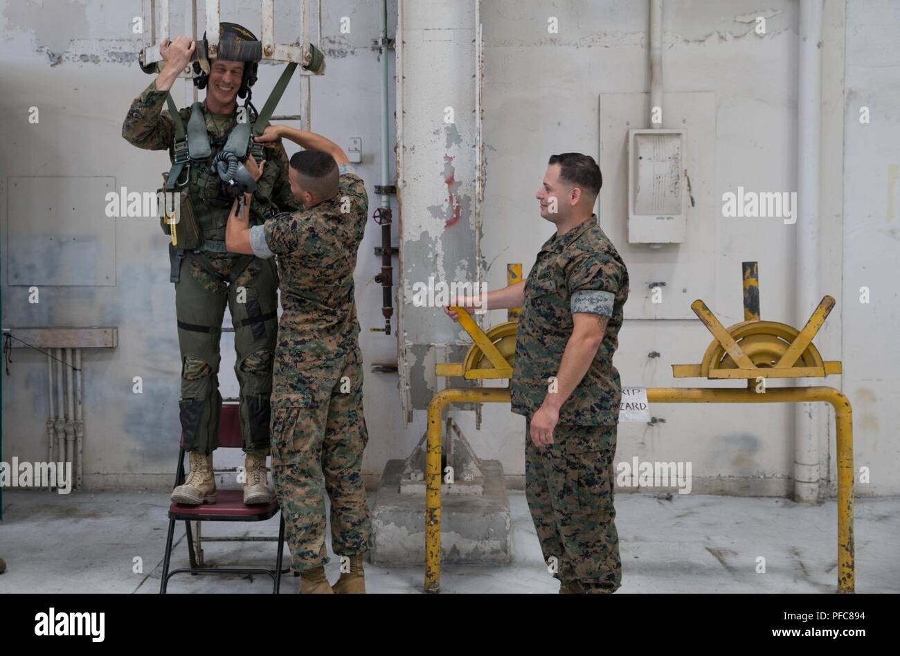 Marines avec Marine Fighter Attack Squadron 112, Marine Aircraft Group 41, 4e Marine Aircraft Wing, aider Le Colonel Steven J. White, commandant du 23e Régiment de Marines, 4e Division de marines, avec la préparation de son prochain vol à bord d'un F/A-18B, au cours de l'exercice 4-18 Formation intégrée à Miramar, Californie, le 9 juin 2018. Groupe d'aéronefs 41 marins s'acquitte de l'élément de combat aérien Rôle de l'ITX 4-18, fournissant un soutien essentiel à la masse des éléments de combat de masse d'Air Maritime Task Force 23. ( Banque D'Images