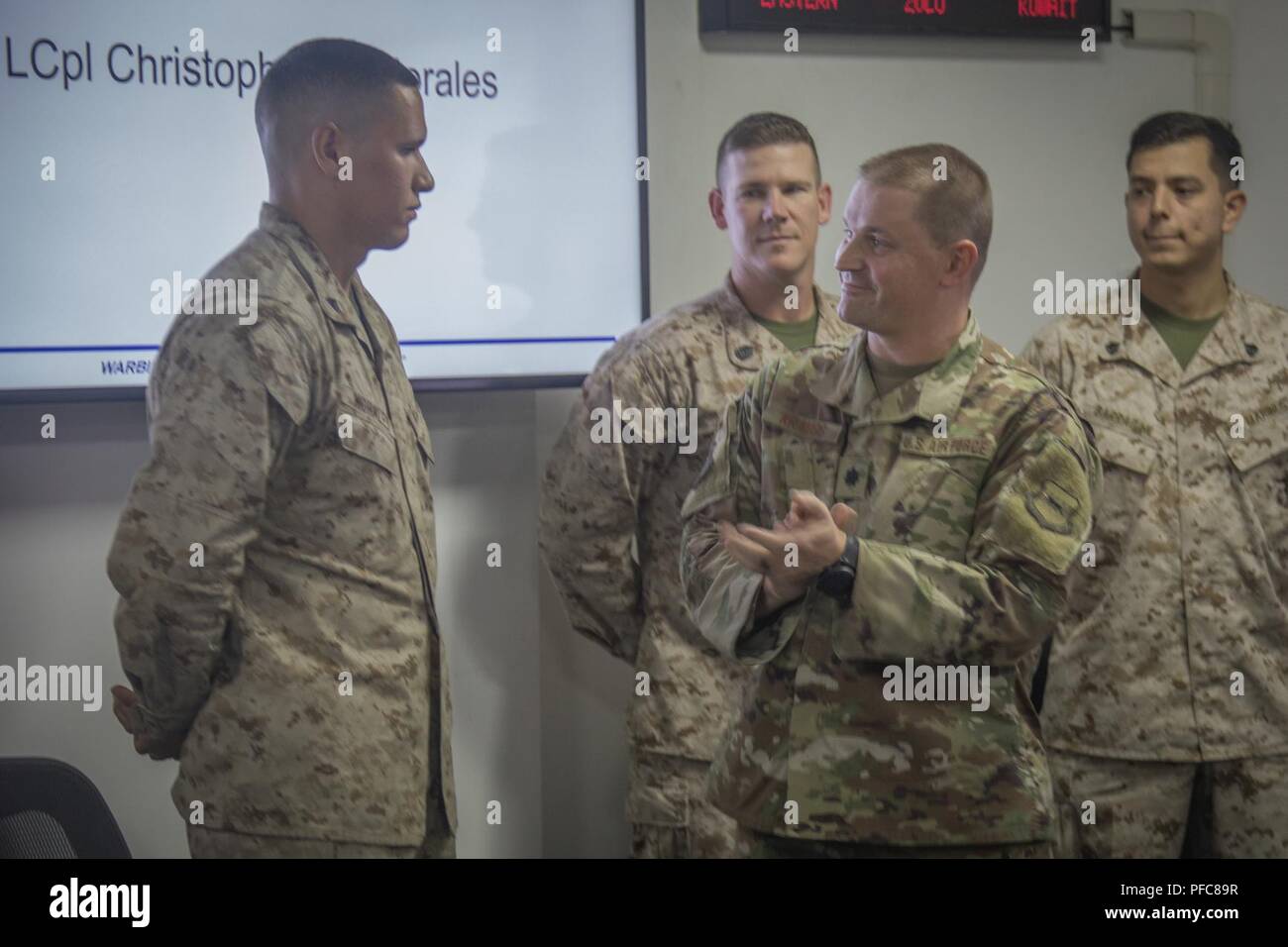 Lieu inconnu, au Moyen-Orient - Le Lieutenant-colonel de l'US Air Force Kevin Krauss (à droite), le commandant adjoint de la 407e groupe expéditionnaire aérienne (AEG), félicite "Unsung Hero", récipiendaire du Prix U.S. Marine Corps Cpl. Christopher Morales (à gauche) 8 juin 2018. Le prix est remis par l'US Air Force 407e AEG, la reconnaissance de personnes qui montrent des performances exceptionnelles dans leurs fonctions tout en appuyant l'objectif spécial air-sol marin crise Response-Central, Groupe de travail commande. Morales est un Sicklerville, N.J. native. Banque D'Images