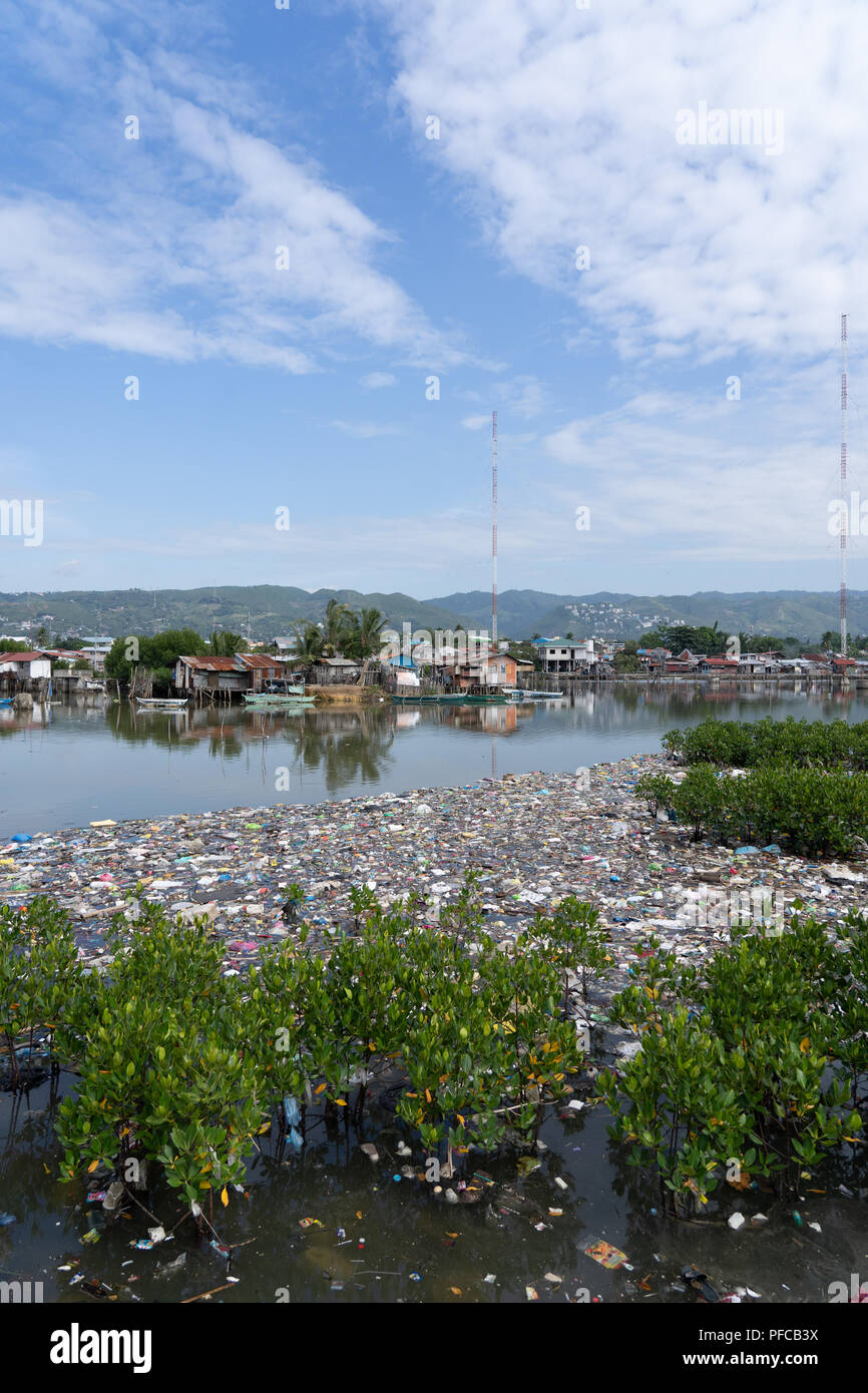 Cebu City, Philippines. 21 août 2018 ordures jetées.beaucoup de plastique,il,rassemble dans les mangroves le long d'un ruisseau qui se jette dans la mer.Credit : Globalimages101/Alamy Live News Banque D'Images